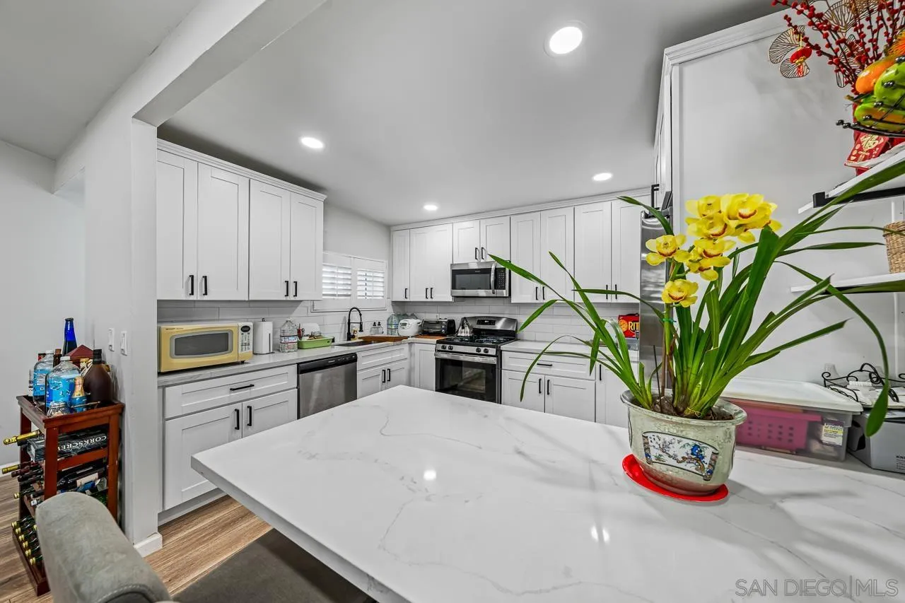 https://cdn.realtyfeed.com/cdn/127/260007274/8f0a778c7e1dcb821bad44d657316f5f.webp
