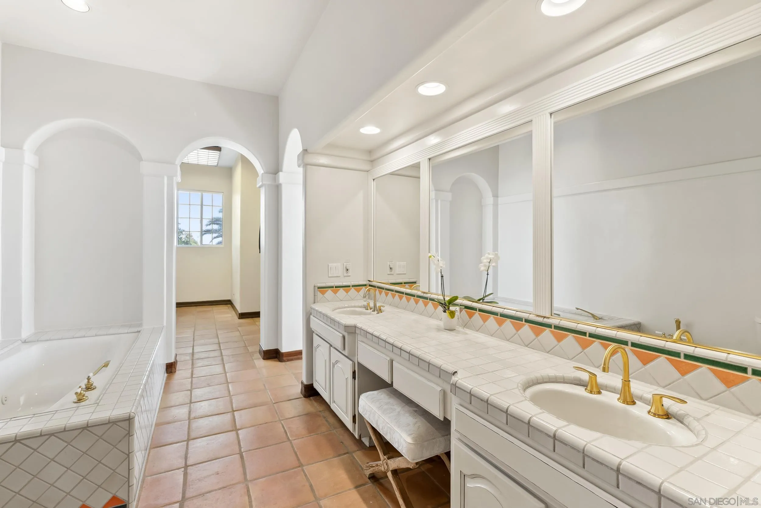 https://cdn.realtyfeed.com/cdn/127/260007299/b9150d93b585bdf9b5b702e7f356b438.webp