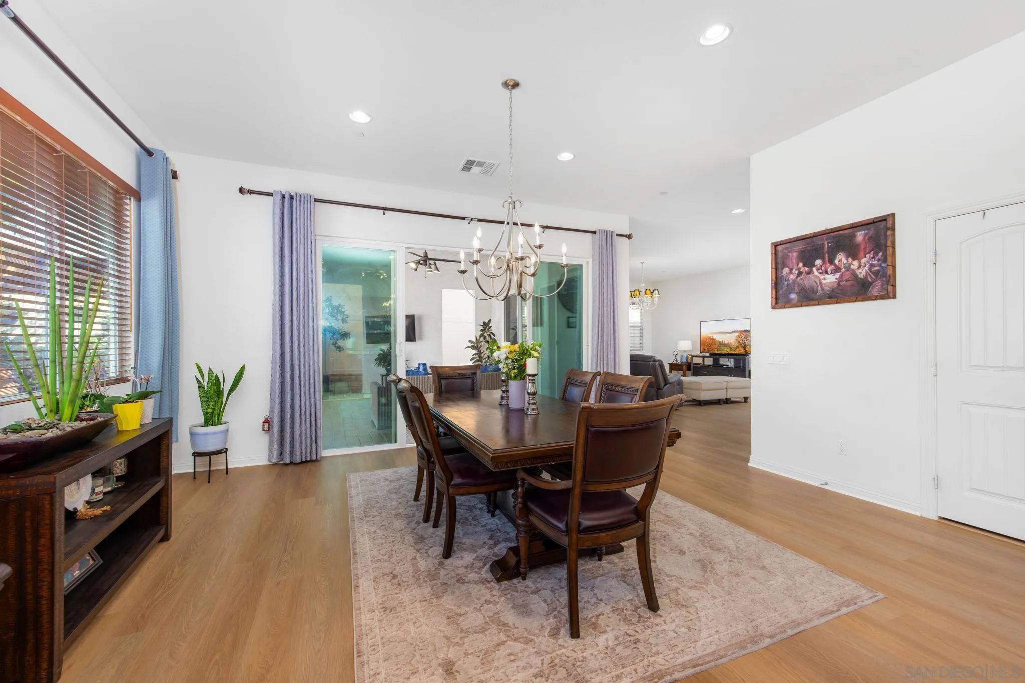 https://cdn.realtyfeed.com/cdn/127/260007301/6eb40b5ed64984bf57b9f1499577e7b1.webp