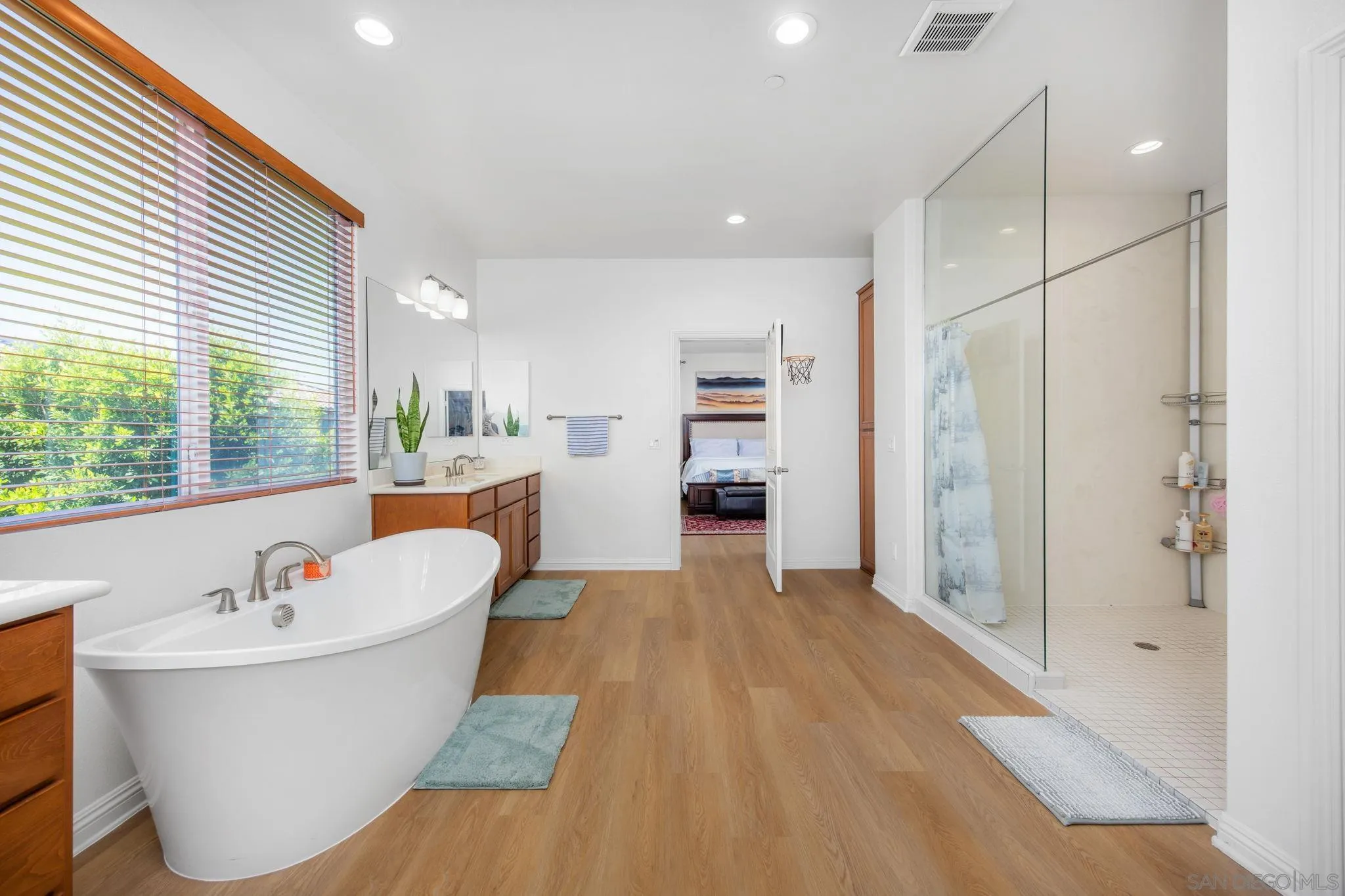 https://cdn.realtyfeed.com/cdn/127/260007301/842f9e2a36c51aa5fd7ed57ad572f431.webp