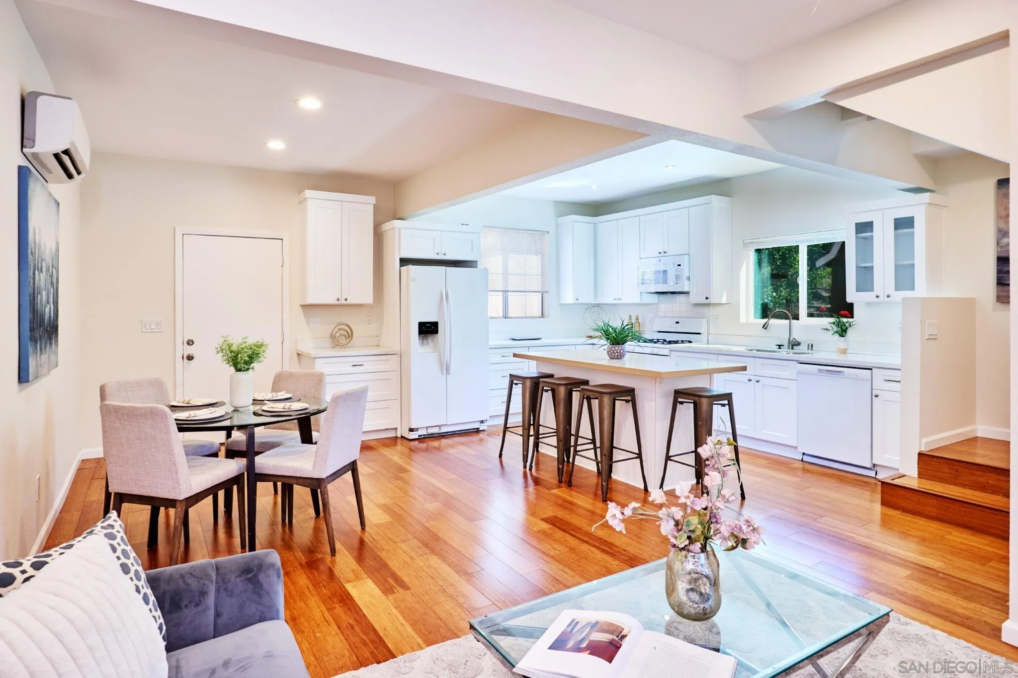https://cdn.realtyfeed.com/cdn/127/260007313/edc797ad6114137358305981d7316cf8.webp