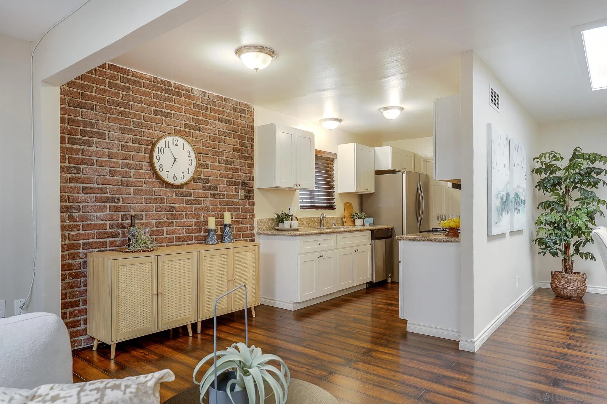 https://cdn.realtyfeed.com/cdn/127/260007315/8538651d9cbf67ded5d88c0b4ad75f11.webp