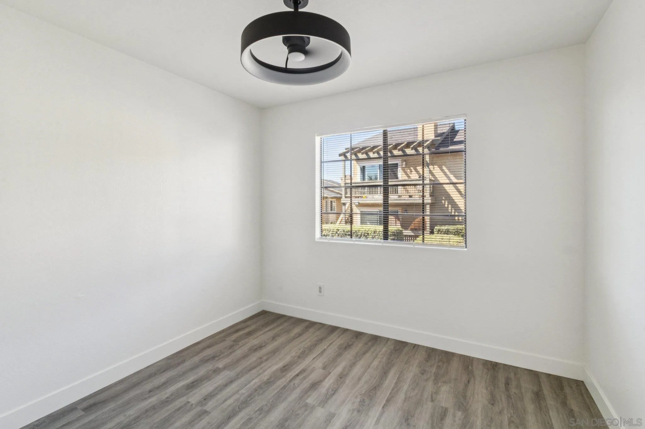 https://cdn.realtyfeed.com/cdn/127/260007323/a3d2746b366294930c1d721c3118dc92.webp