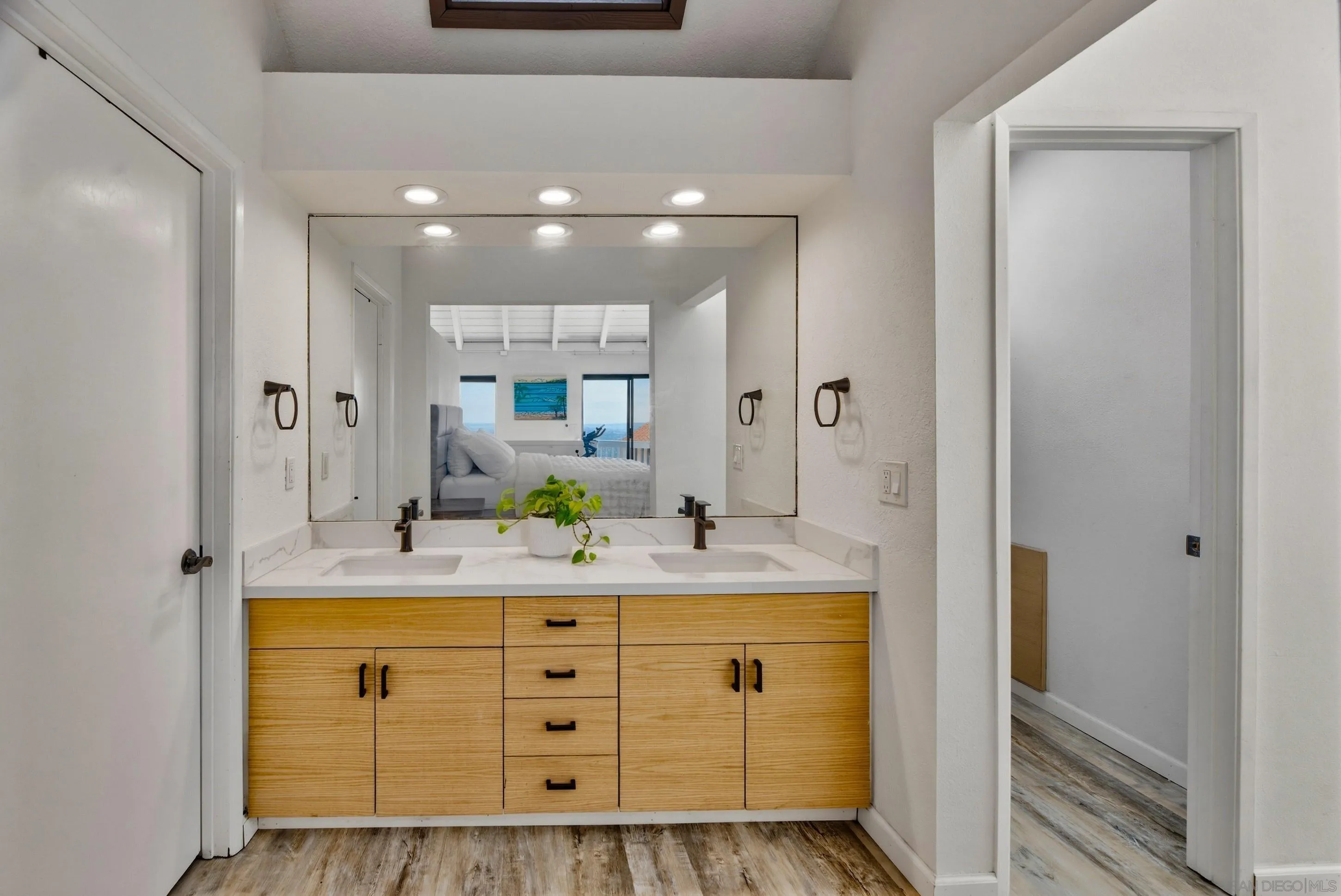 https://cdn.realtyfeed.com/cdn/127/260007335/1240a593dd6f392504c8a2ffaa1df4c5.webp
