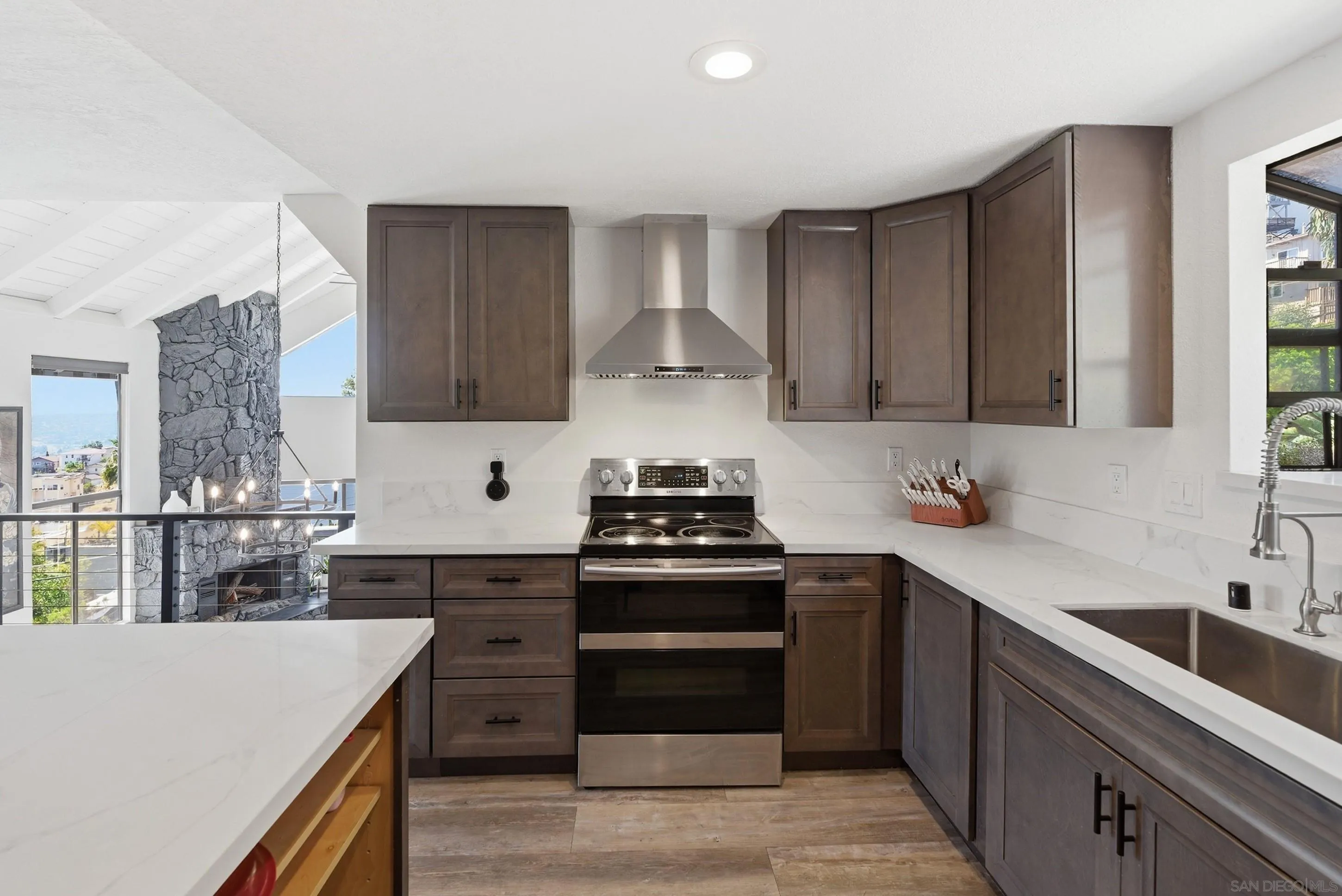 https://cdn.realtyfeed.com/cdn/127/260007335/eef6db36abb647265d88fbb8749a8e0e.webp
