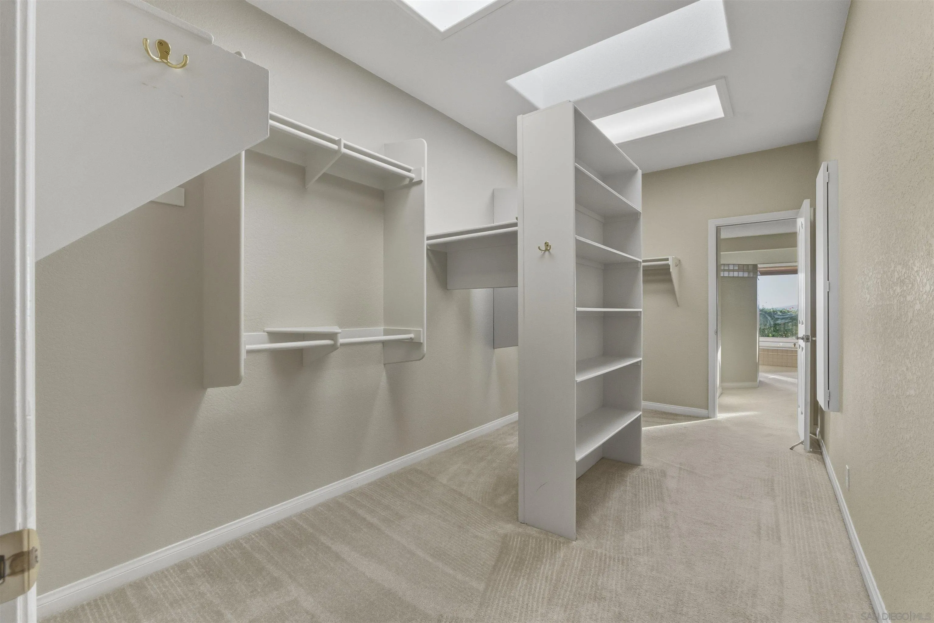 https://cdn.realtyfeed.com/cdn/127/260007336/2cf52432043dc3424450965fcde47aca.webp