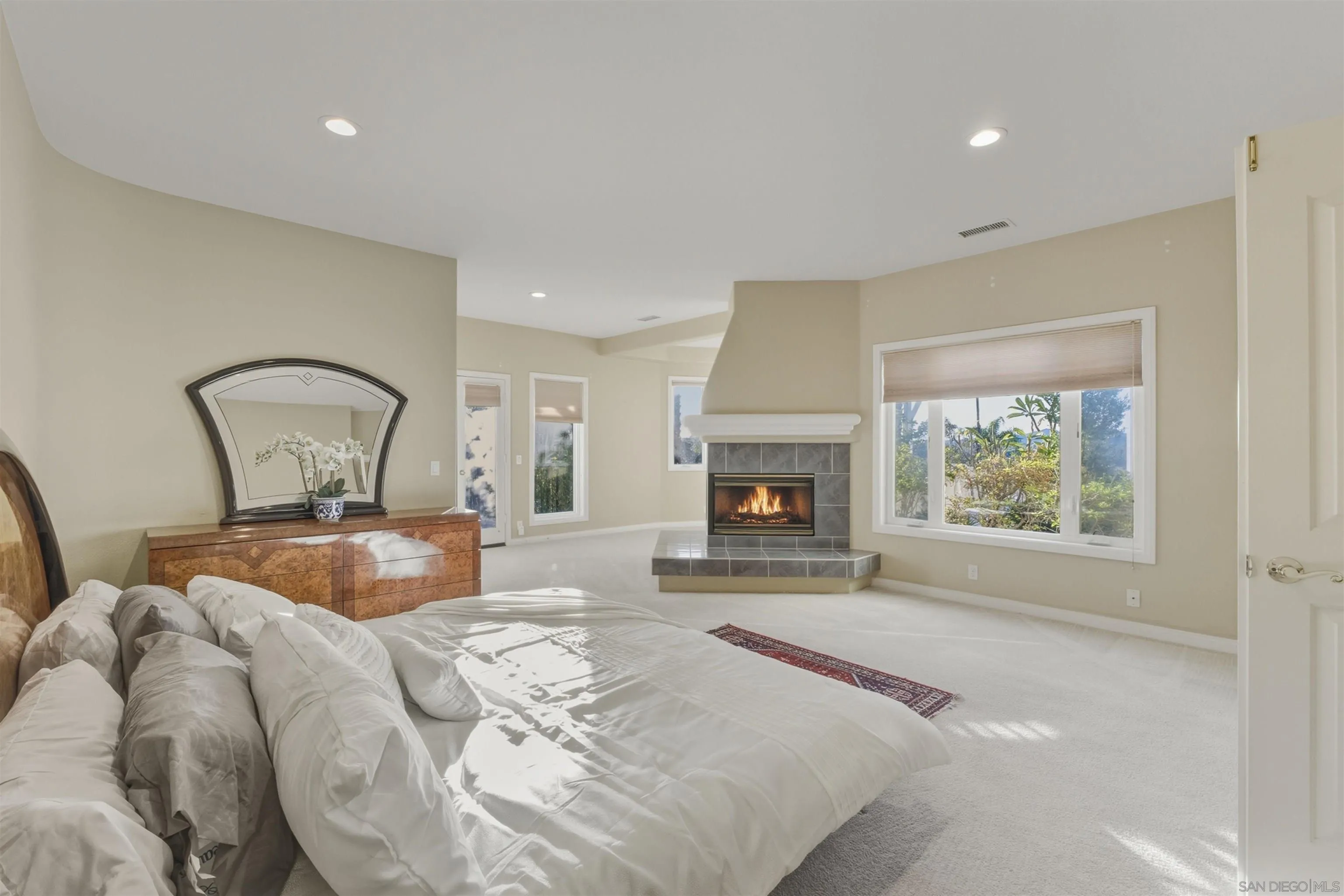 https://cdn.realtyfeed.com/cdn/127/260007336/b4d8bf904eb47c7b55c24d2588206e0c.webp