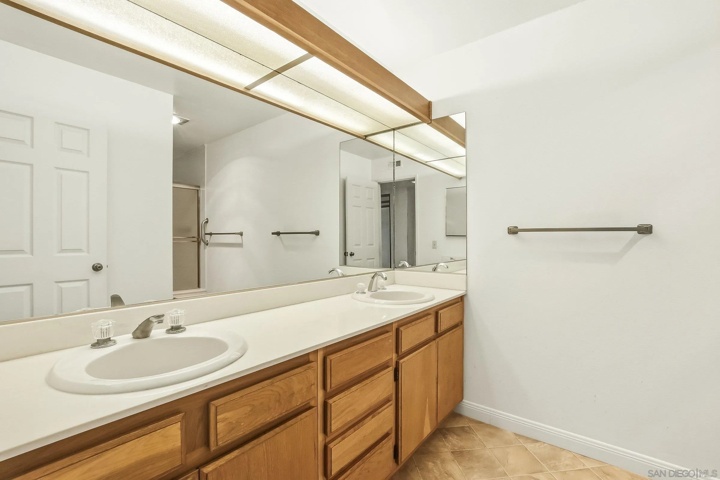 https://cdn.realtyfeed.com/cdn/127/260007360/ccb9b9ae18c822218d7b95908c86b201.webp