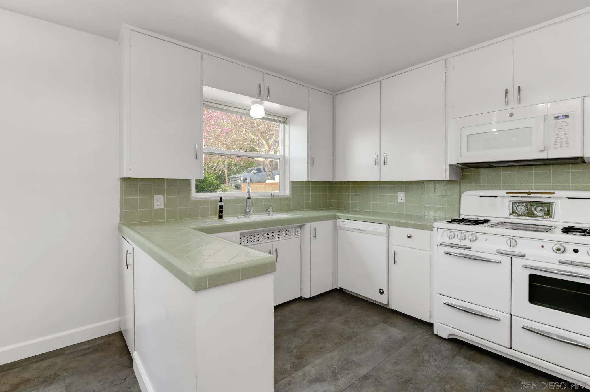 https://cdn.realtyfeed.com/cdn/127/260007369/b26aa4d60ad63754017b09c5037c308f.webp