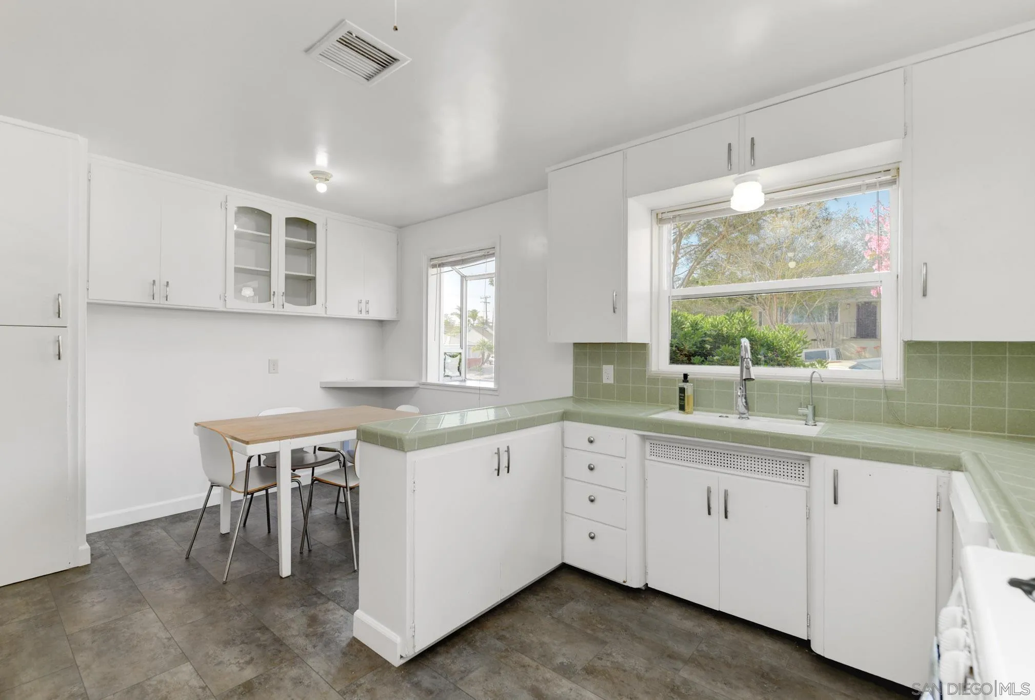 https://cdn.realtyfeed.com/cdn/127/260007369/b9b3411abb851520eef77762c9177d70.webp