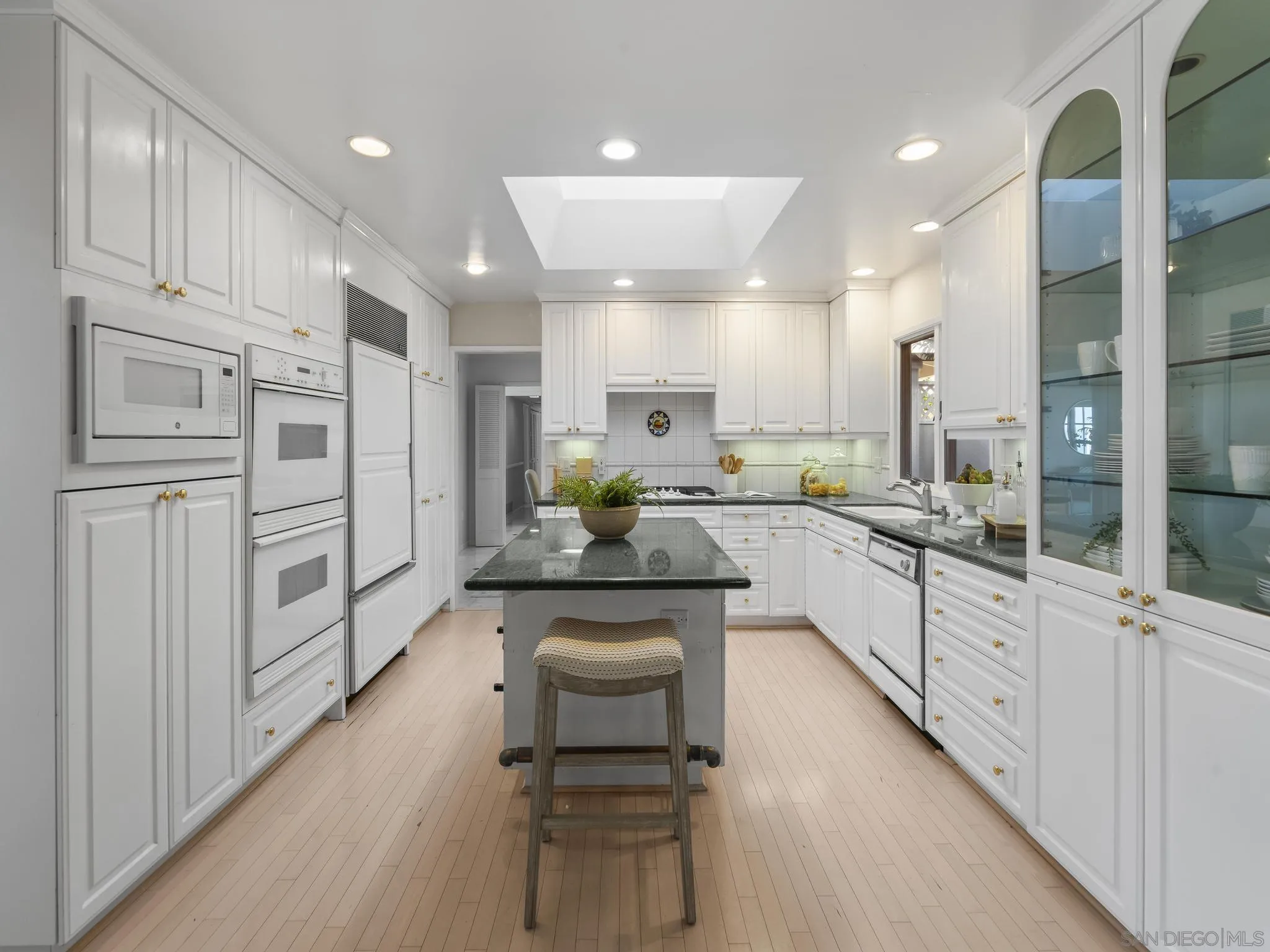 https://cdn.realtyfeed.com/cdn/127/260007373/37e8b8cf02447377f482914c8db1b825.webp