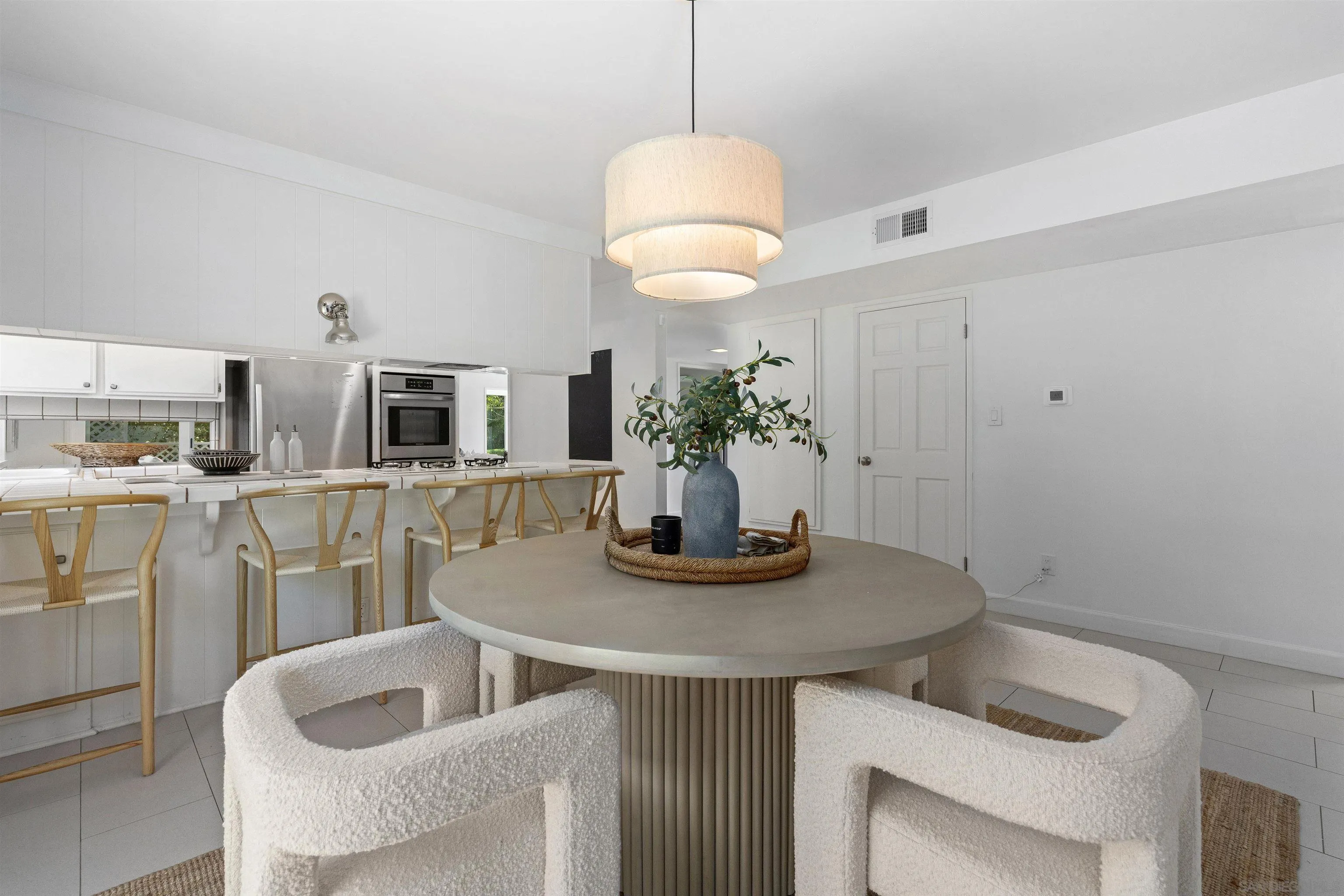 https://cdn.realtyfeed.com/cdn/127/260007415/b21991211aea1edd726910d571aa7d4c.webp