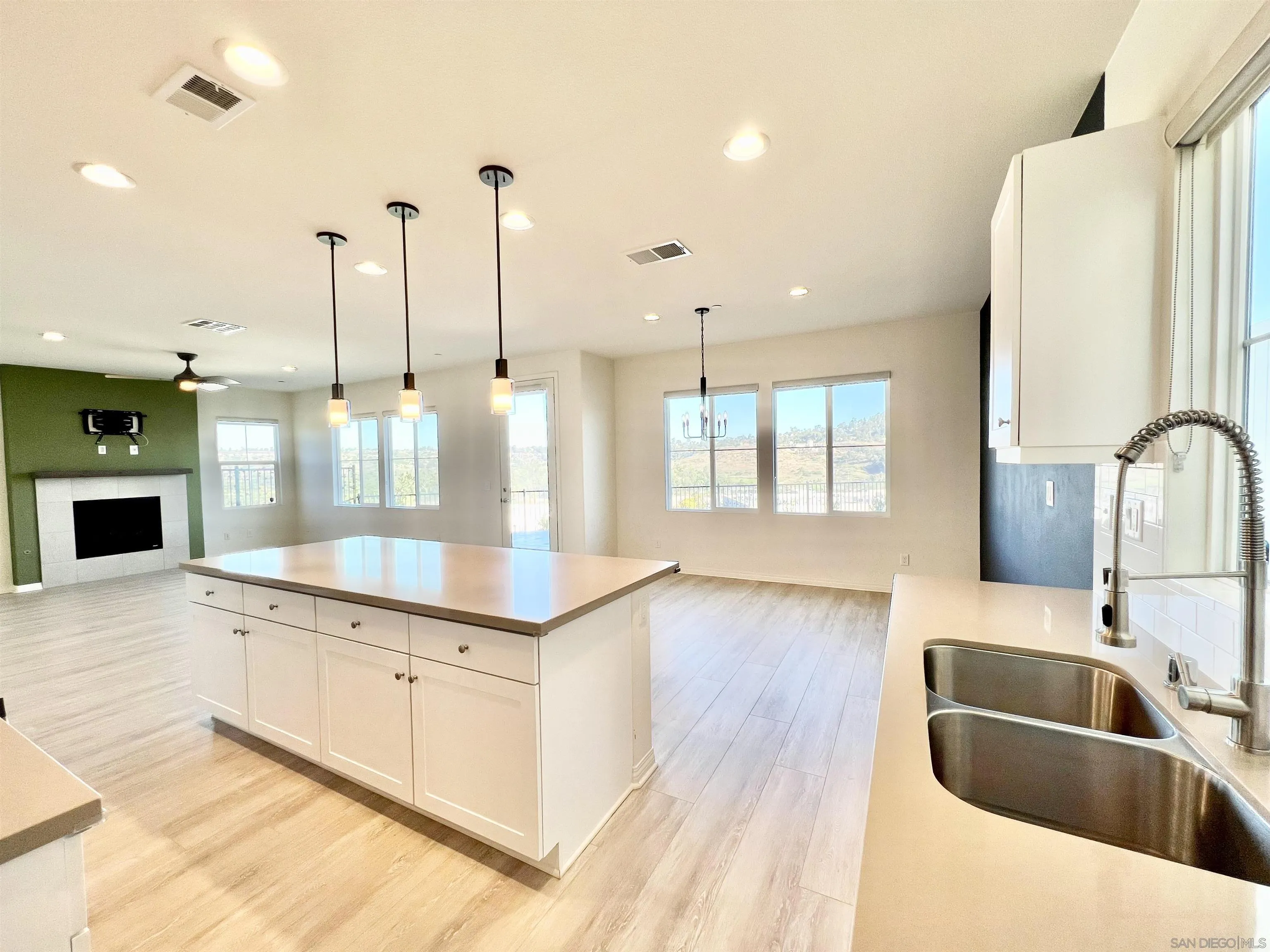 https://cdn.realtyfeed.com/cdn/127/260007440/4994611ff32d26beb38403be280db981.webp