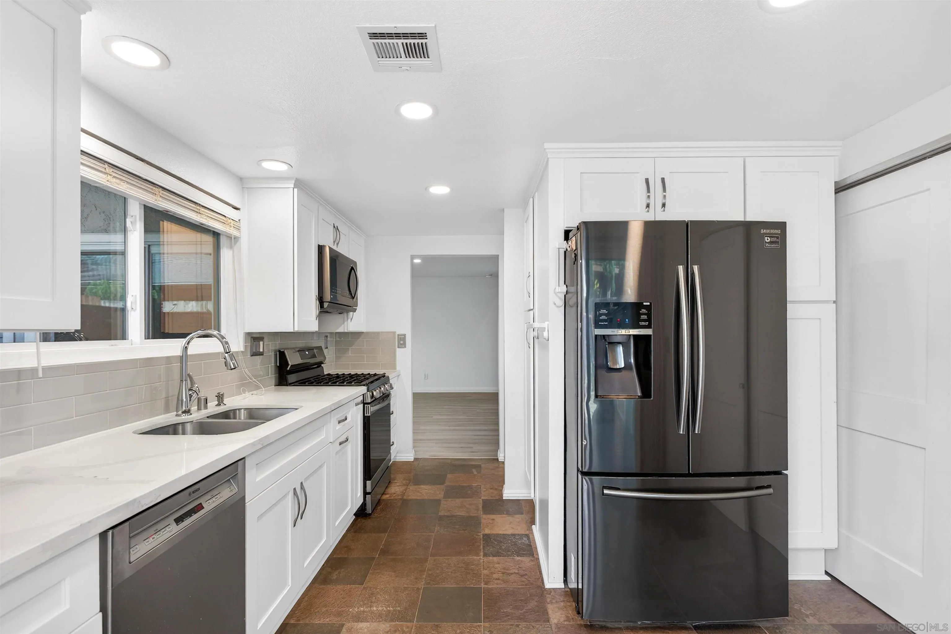 https://cdn.realtyfeed.com/cdn/127/260007449/a3c9280b784534adbeb478265a4377a5.webp