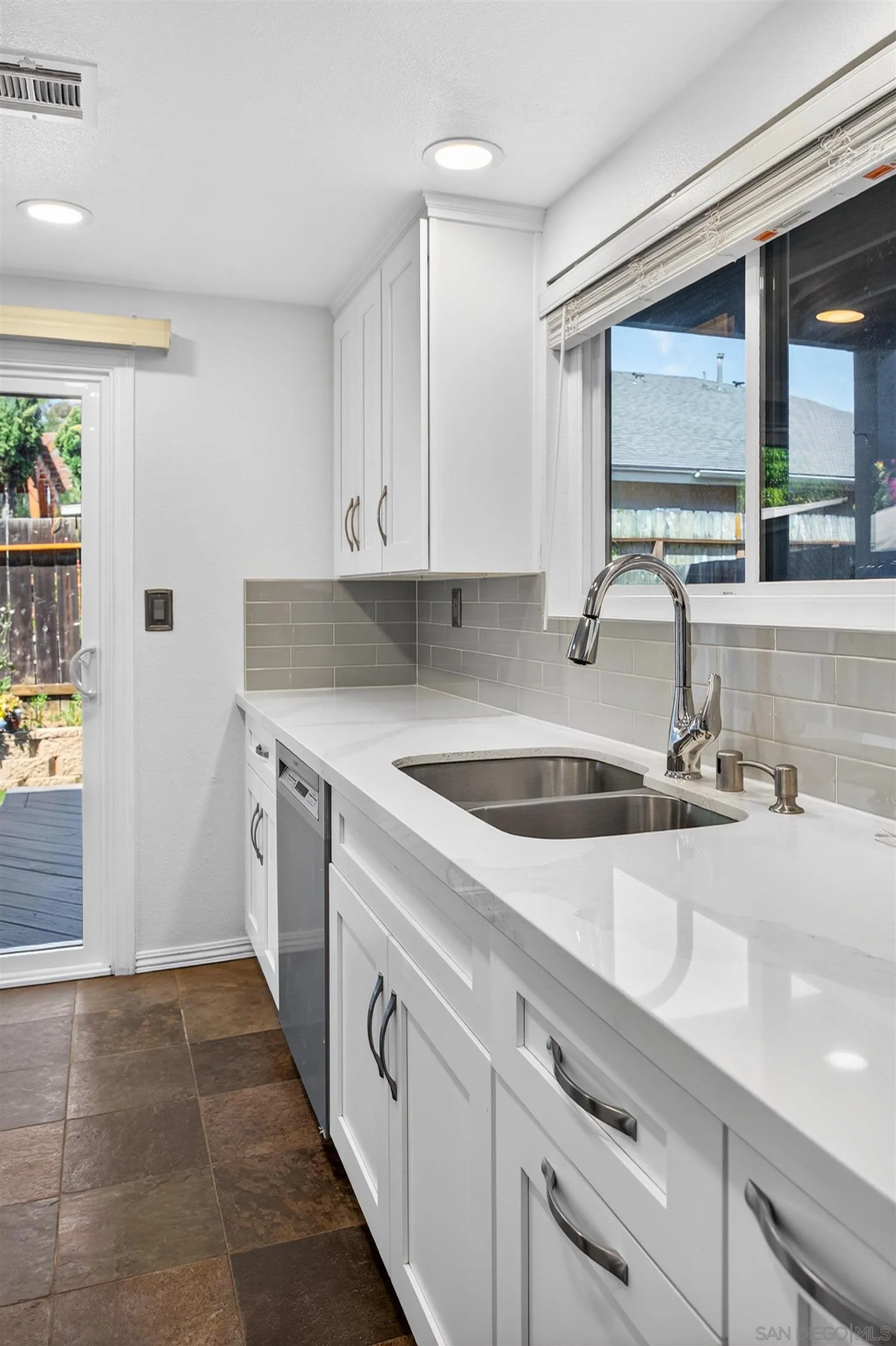 https://cdn.realtyfeed.com/cdn/127/260007449/a461257eac2381f18219d1502e9a0914.webp