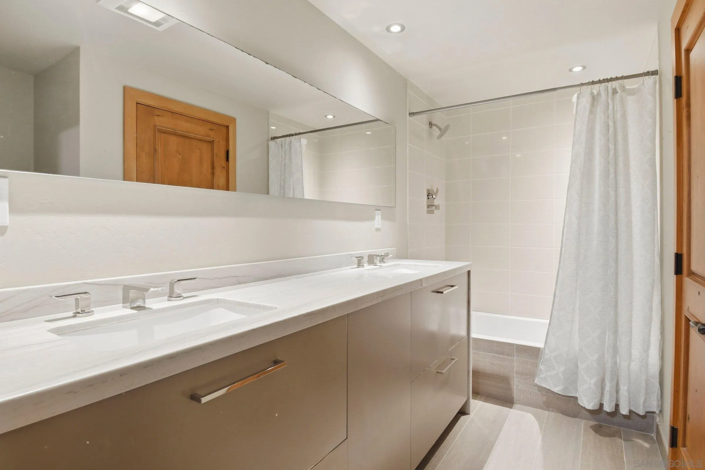 https://cdn.realtyfeed.com/cdn/127/260007456/130ea45b9459be447ebe419a81817fe0.webp