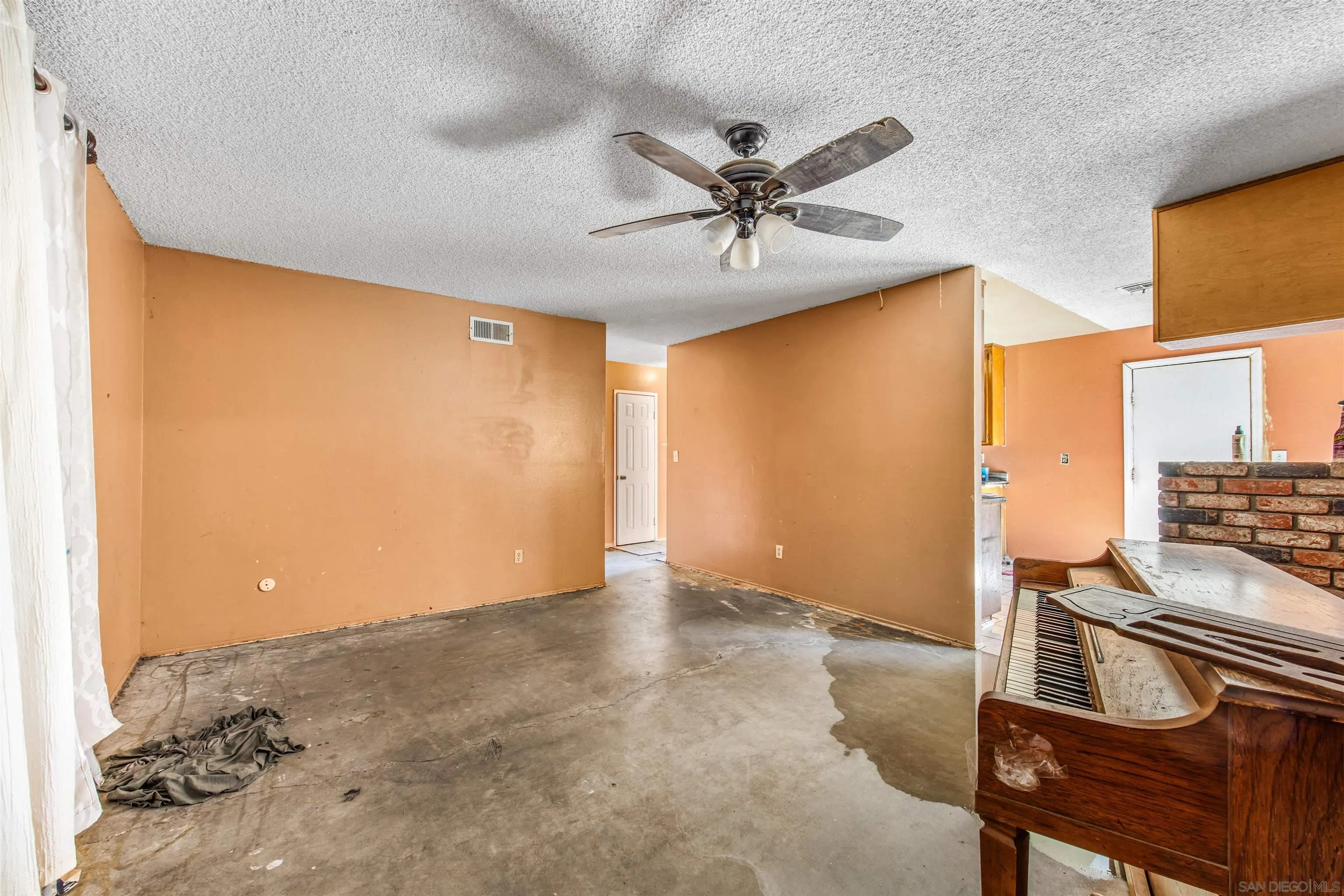 https://cdn.realtyfeed.com/cdn/127/260007459/81357df6a9294f98903f2890c41350c1.webp