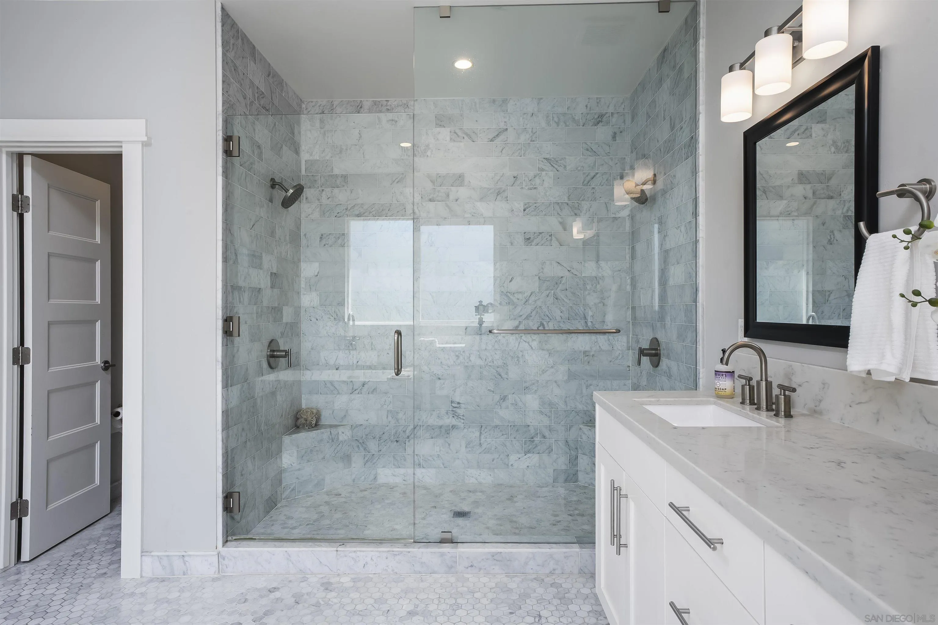https://cdn.realtyfeed.com/cdn/127/260007460/015ee646e663125123107ed29c174d69.webp
