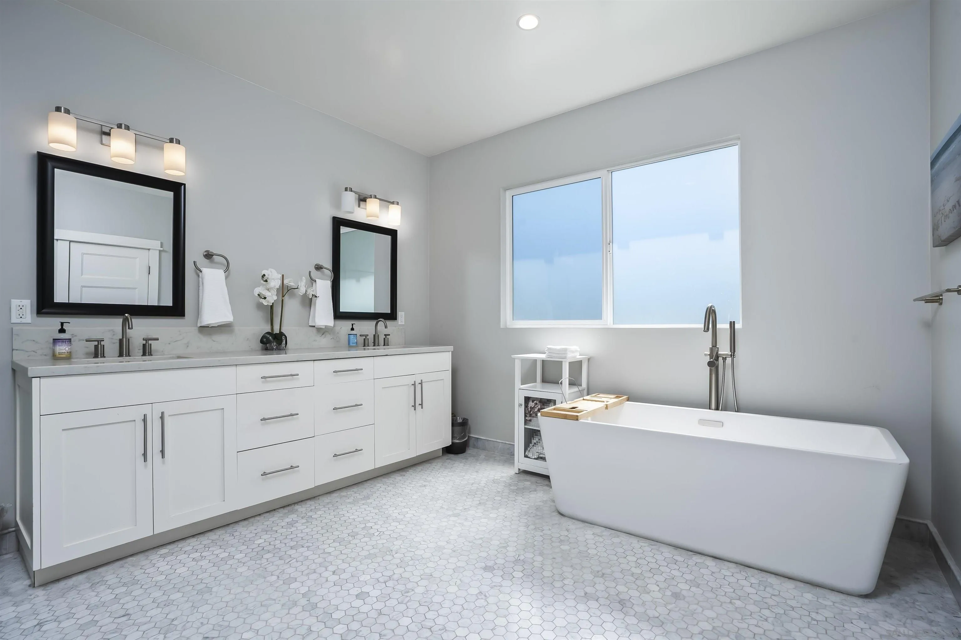 https://cdn.realtyfeed.com/cdn/127/260007460/02133ec50ba300840efec97b777e9f64.webp