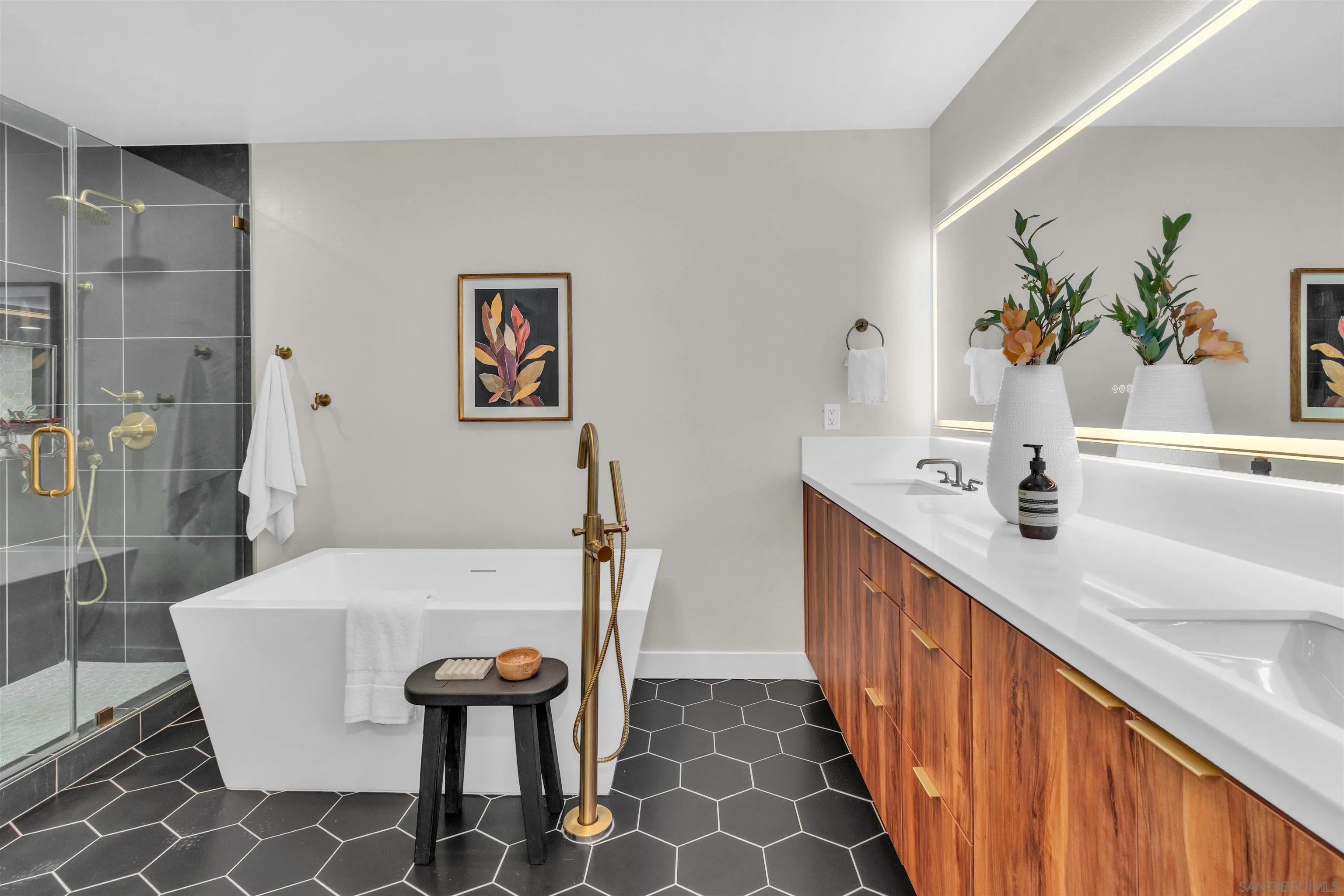 https://cdn.realtyfeed.com/cdn/127/260007475/a2e78818e004cfc99c1d5203e3b52ebd.webp