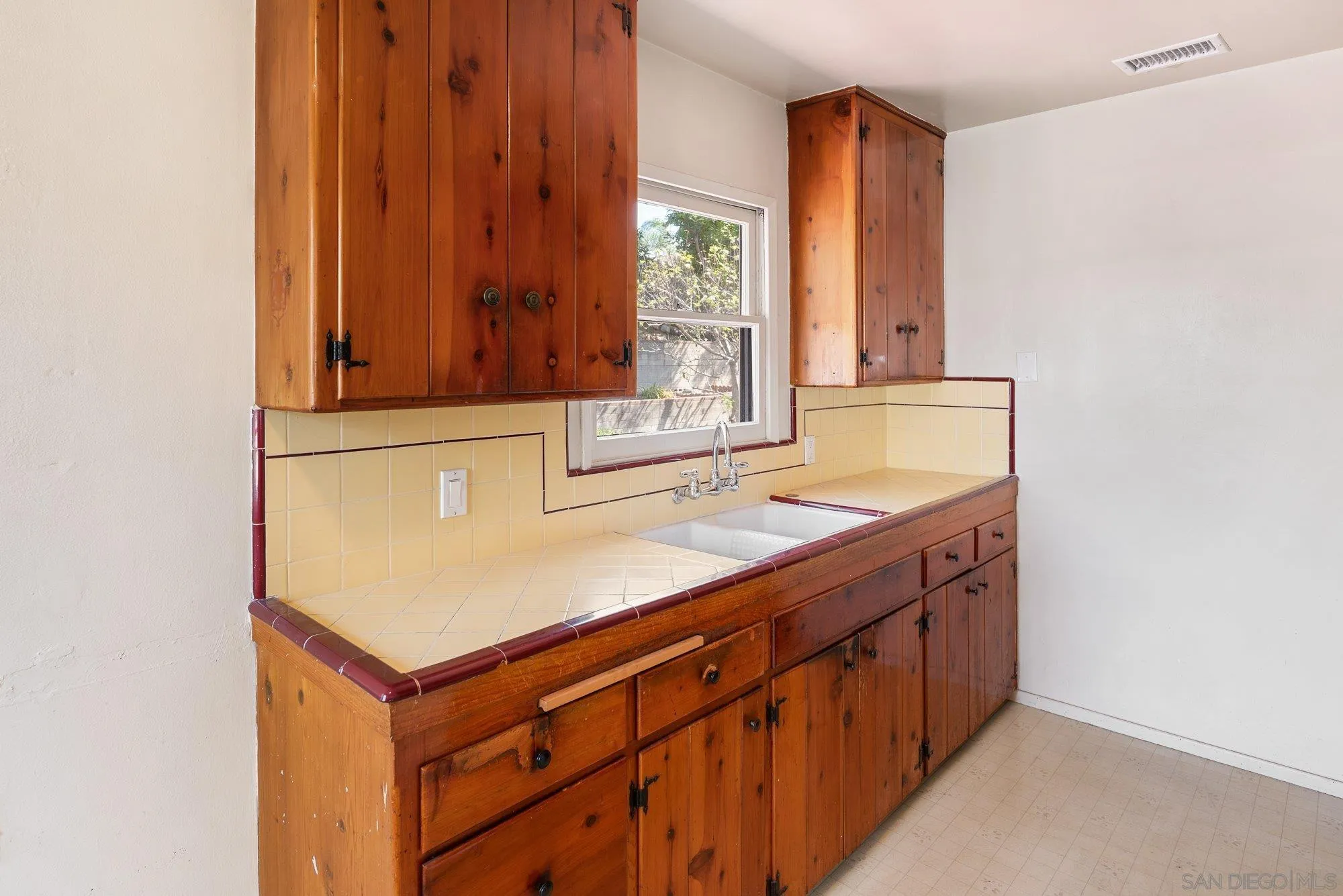 https://cdn.realtyfeed.com/cdn/127/260007485/1883a37af00725beaff6ca47b04d11f3.webp