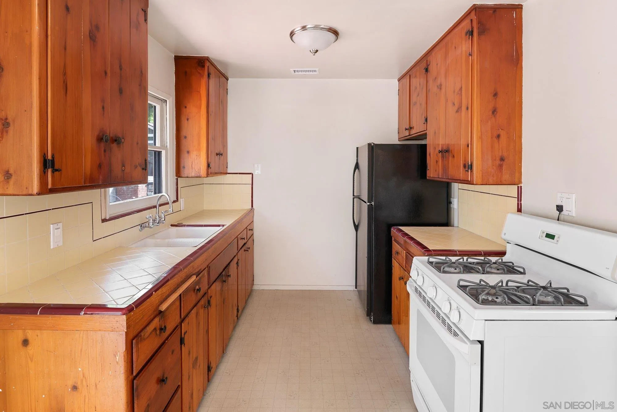 https://cdn.realtyfeed.com/cdn/127/260007485/83ee36d9ecbe4af6bd509845aa3c3664.webp