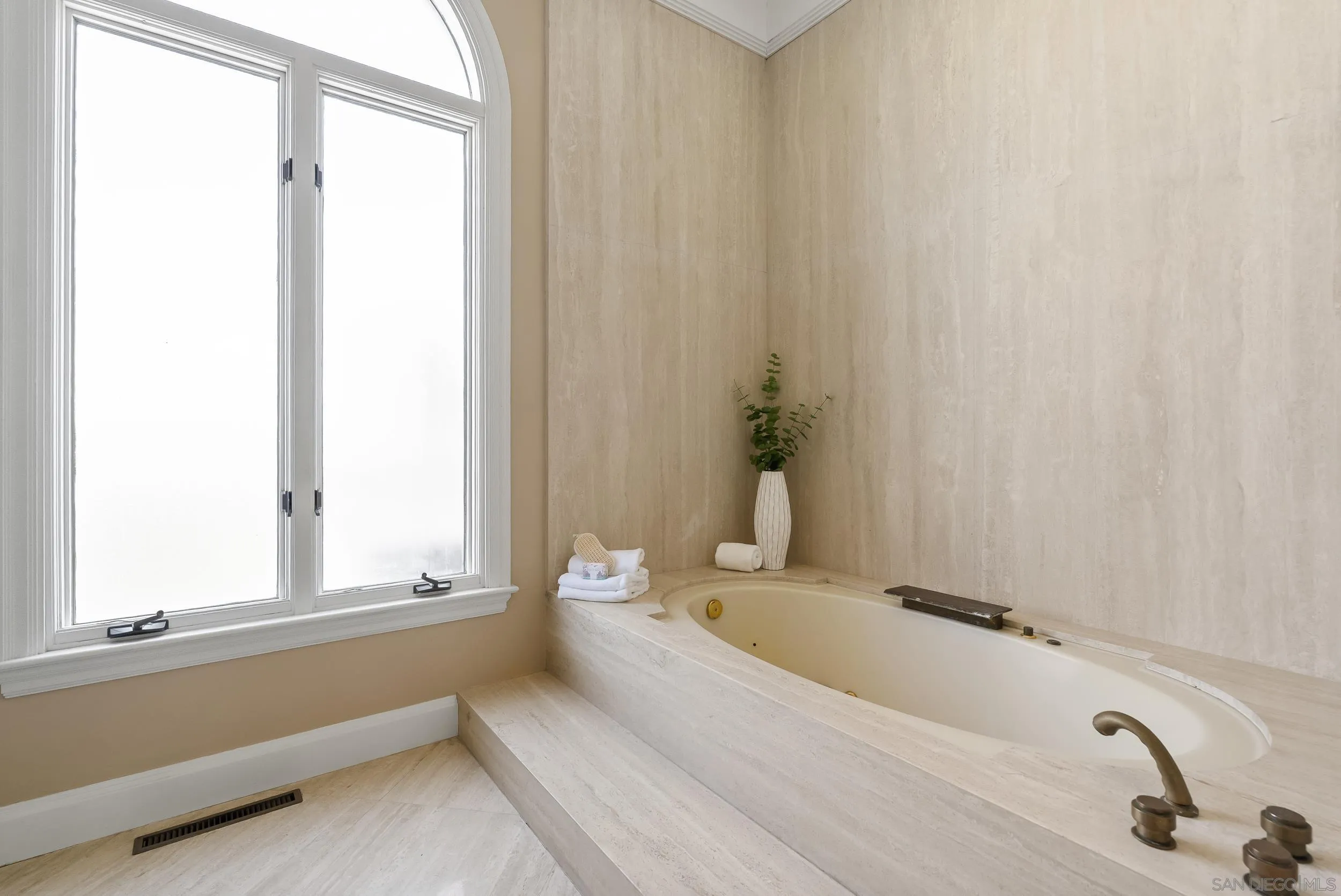 https://cdn.realtyfeed.com/cdn/127/260007494/d43b5d2b6ba83bfd02e05f0e1afdbd13.webp