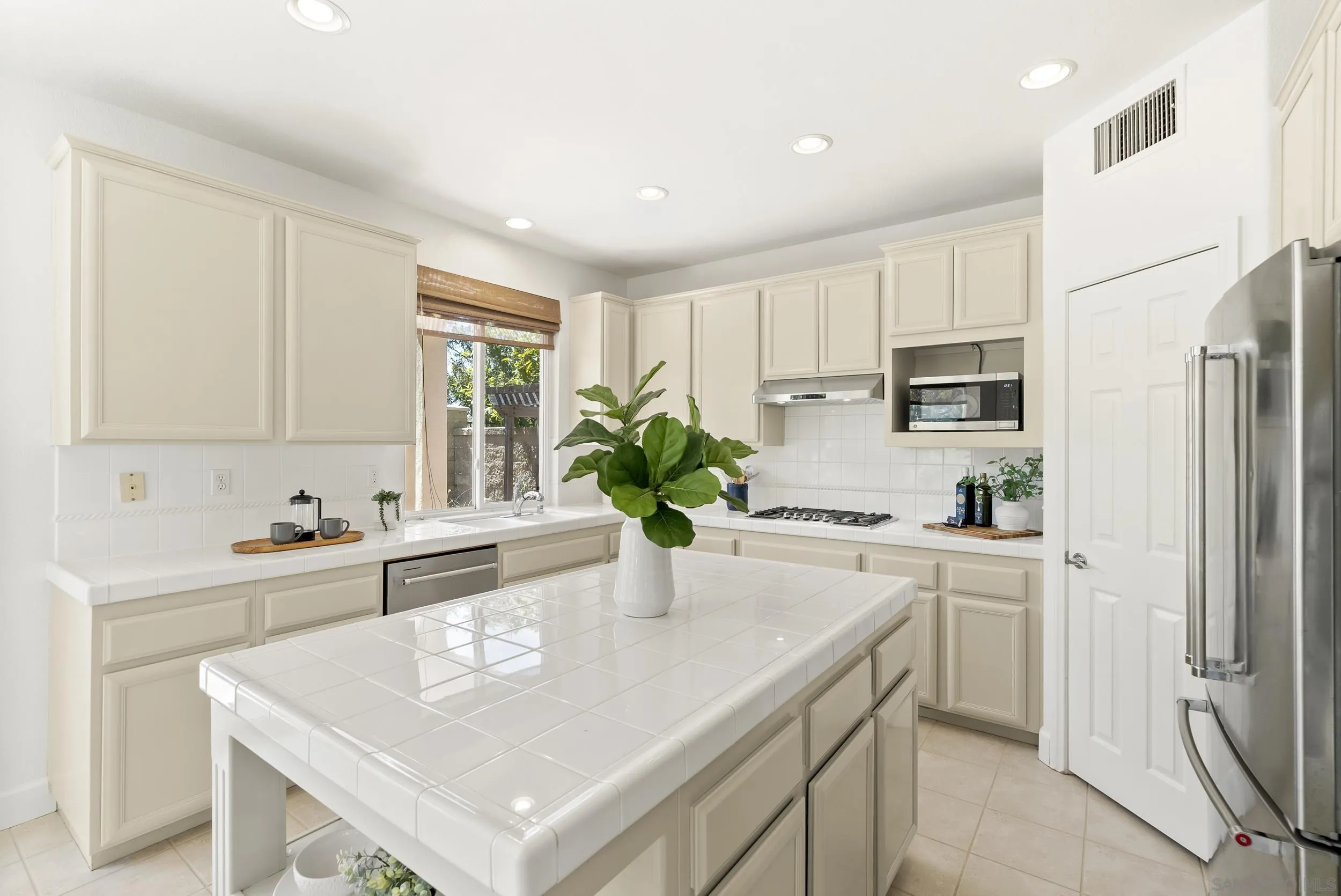 https://cdn.realtyfeed.com/cdn/127/260007526/d744c2766990de65966c08d60a855500.webp