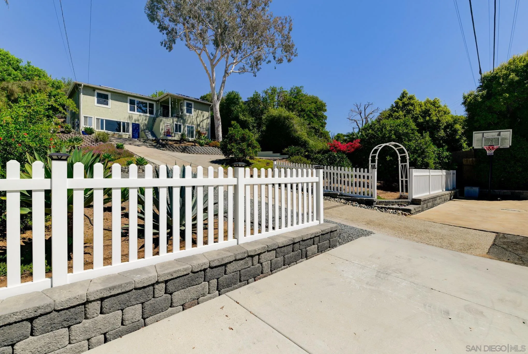 https://cdn.realtyfeed.com/cdn/127/260007543/f16869f94a4af3e6bd1e283f26032634.webp
