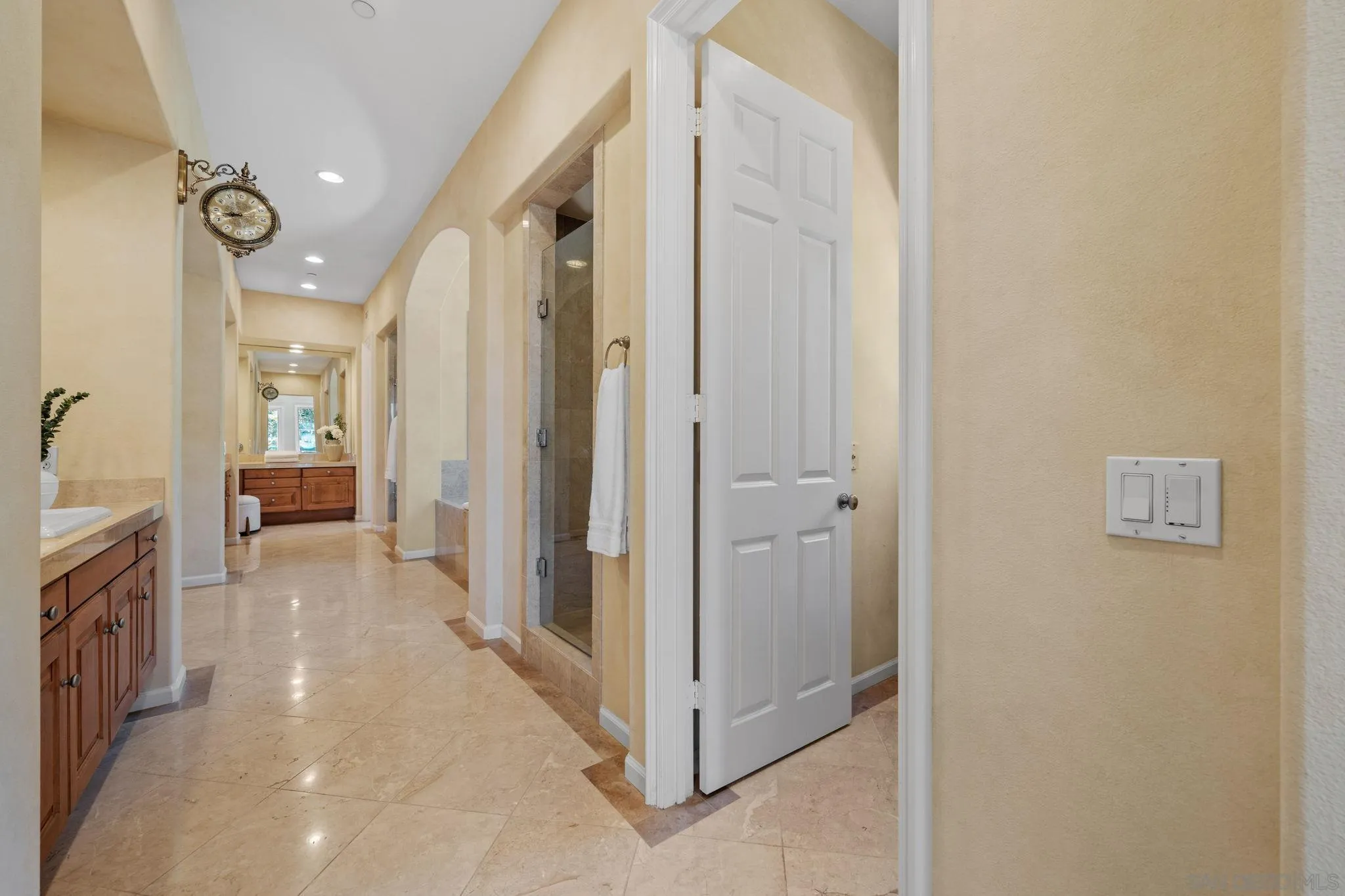 https://cdn.realtyfeed.com/cdn/127/260007547/c3b31e853692a99cb6fd42a033a9b207.webp