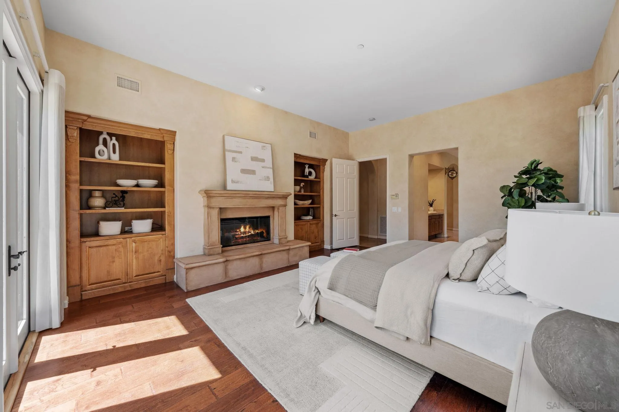 https://cdn.realtyfeed.com/cdn/127/260007547/fb3ee8c60704e7d421ea96fa6c17a26a.webp