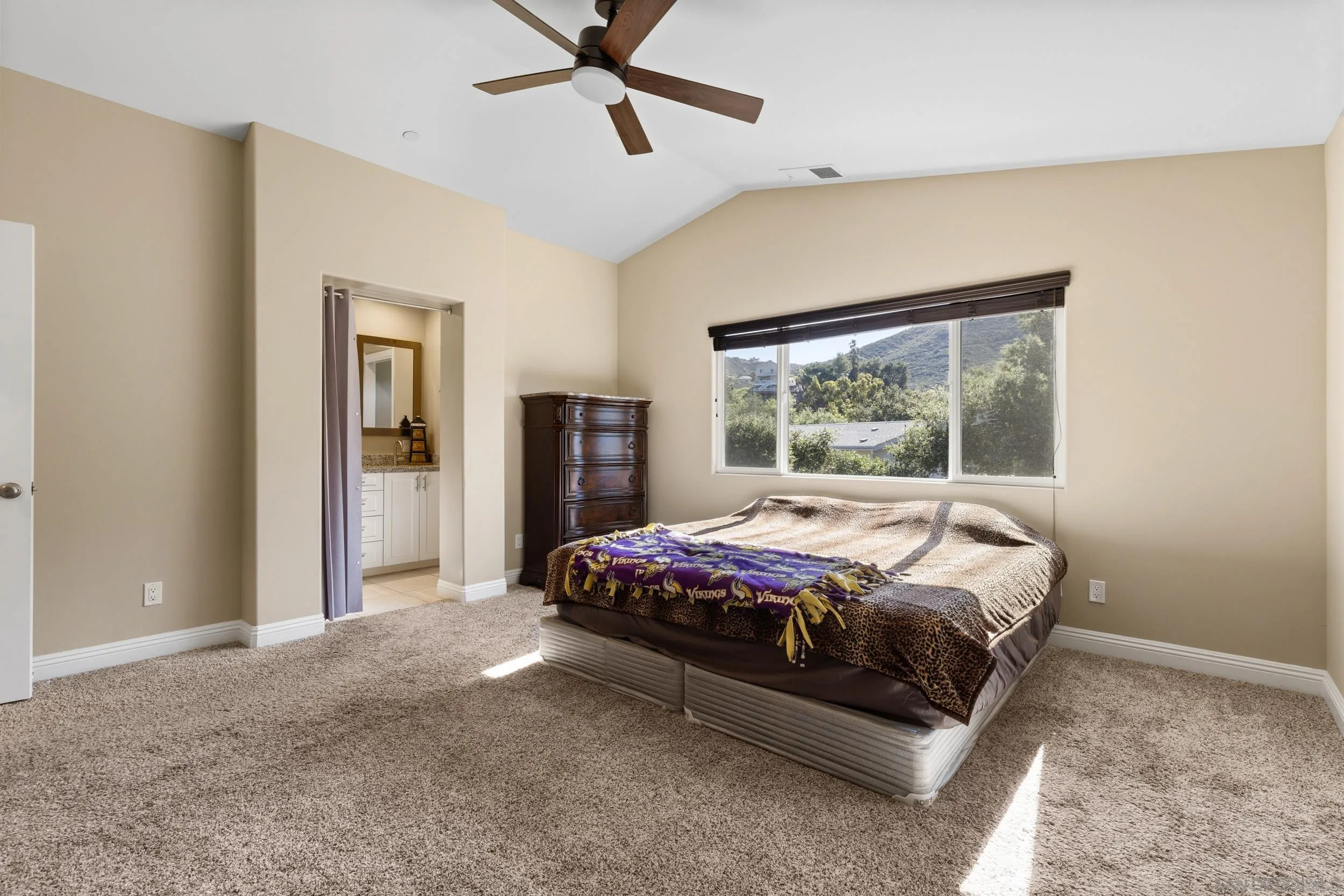 https://cdn.realtyfeed.com/cdn/127/260007548/16b8338c18f04d94f0ac231e1ec300fd.webp