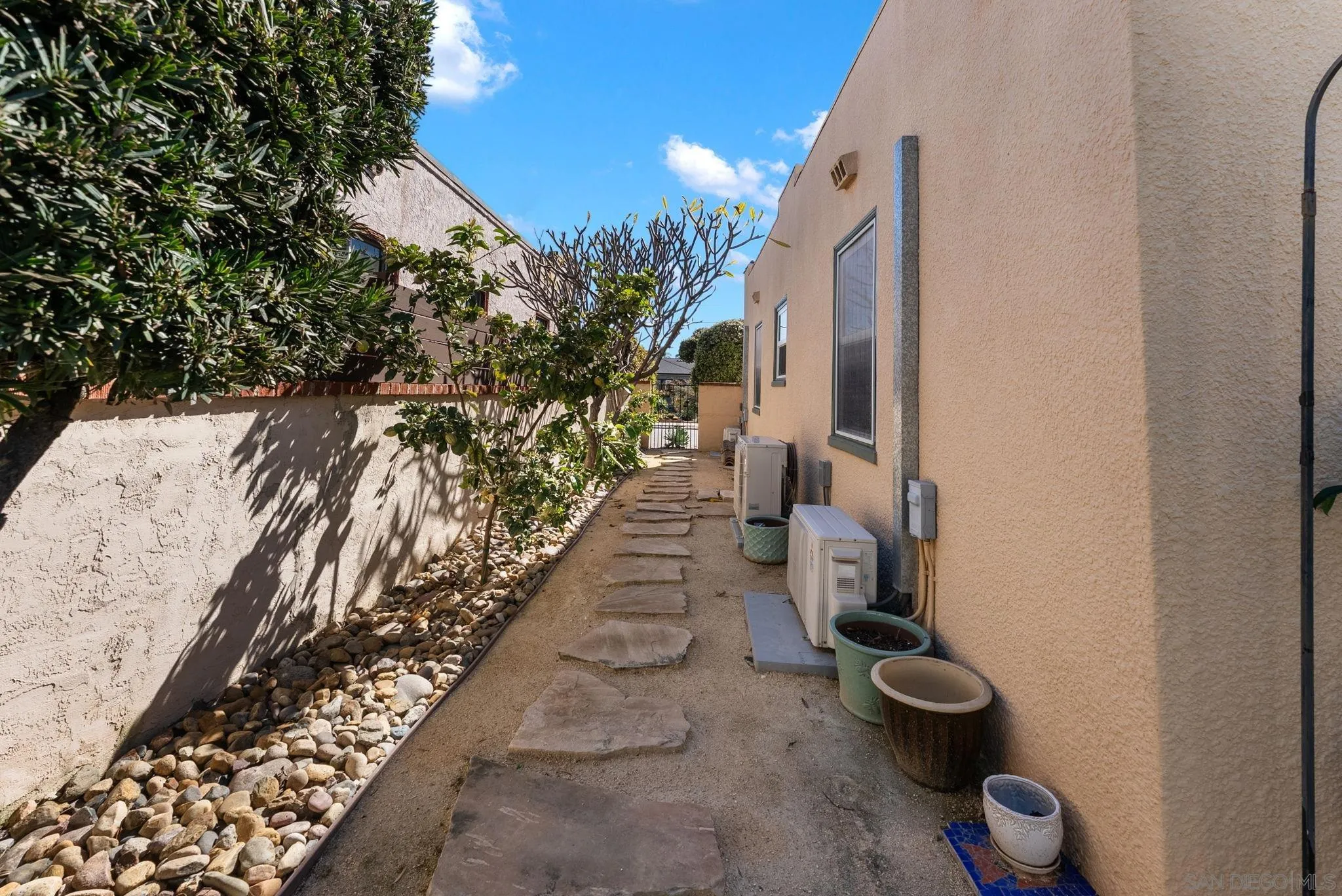 https://cdn.realtyfeed.com/cdn/127/260007558/1f937fcf1c6cd4a1c020fd2d5232245d.webp