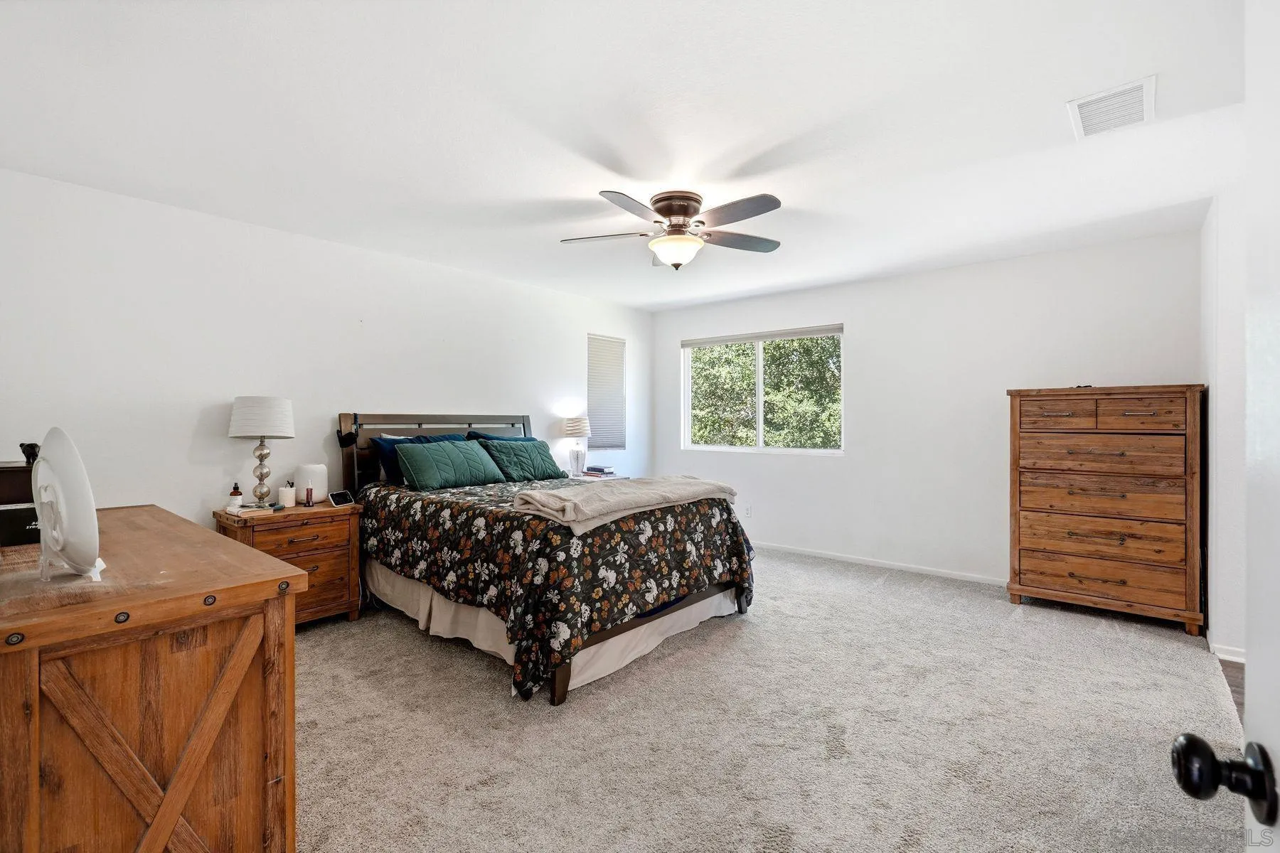 https://cdn.realtyfeed.com/cdn/127/260007562/f597d49d8318b9172bed9b46641e8d1a.webp