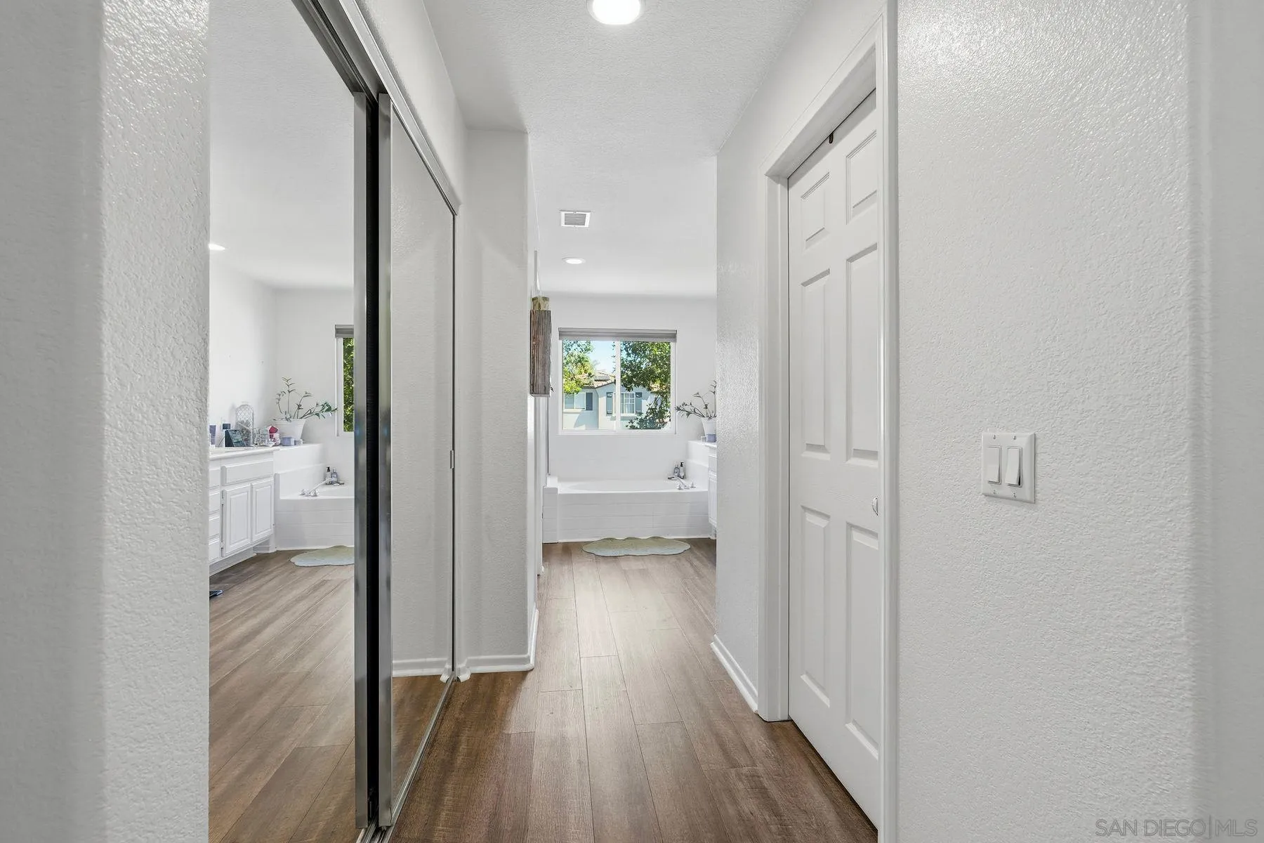 https://cdn.realtyfeed.com/cdn/127/260007562/fad06f33c3aa5eddb54ae65eb495cbe6.webp
