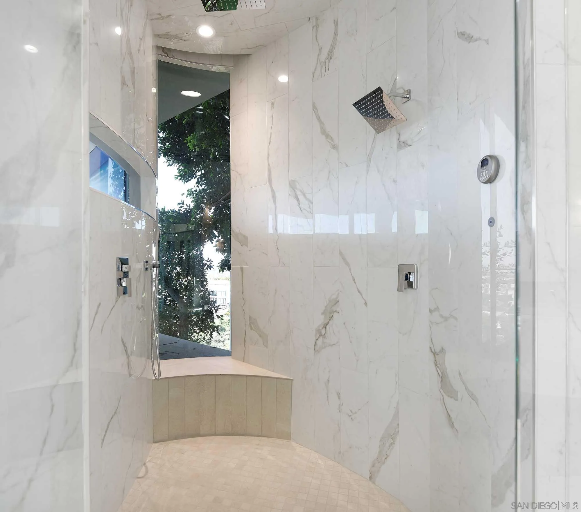 https://cdn.realtyfeed.com/cdn/127/260007602/f09700b0f92f9b47c52bea2cf6eb4878.webp