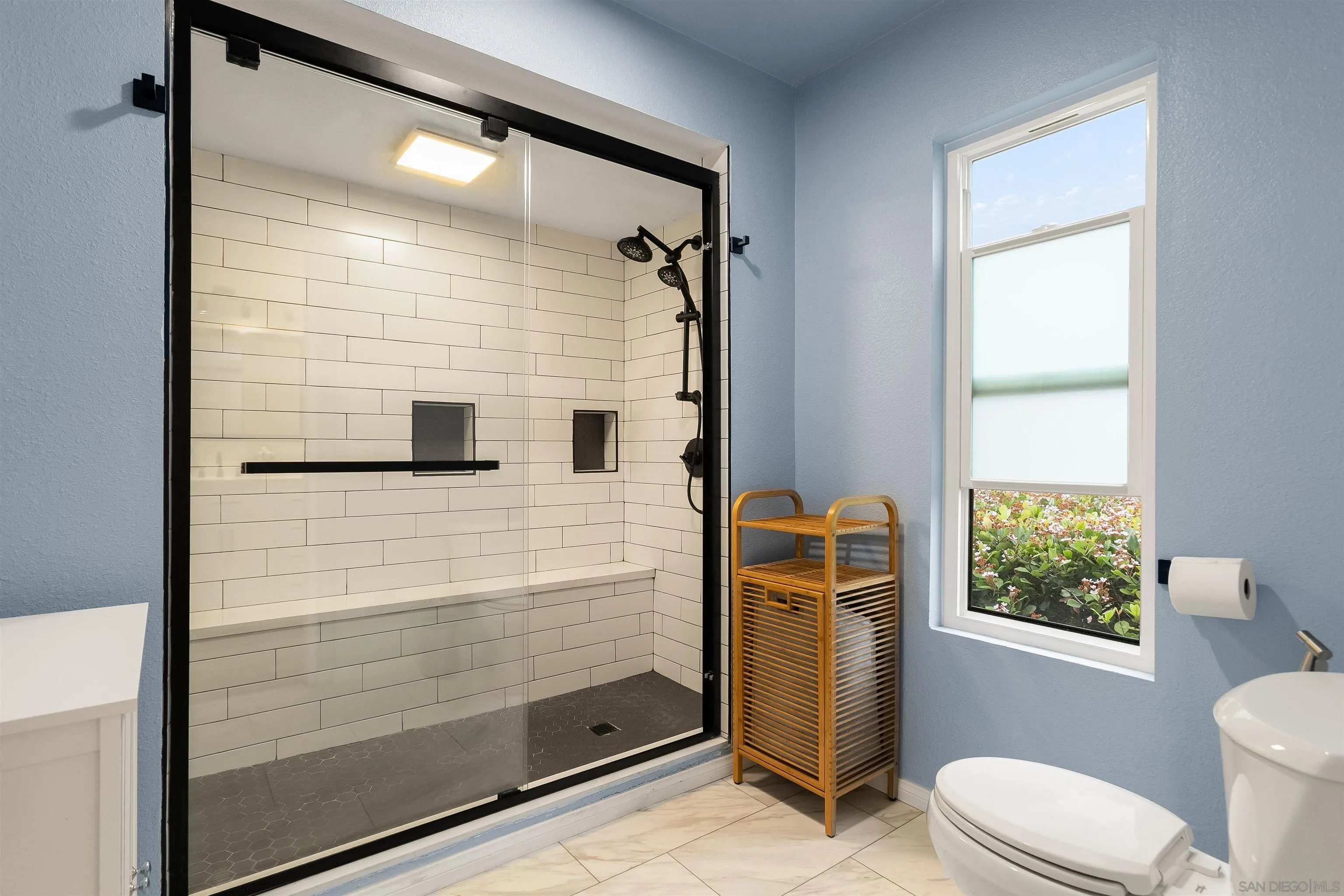 https://cdn.realtyfeed.com/cdn/127/260007612/af1a3d1ba6d8a650ce3bb56e55cc8954.webp