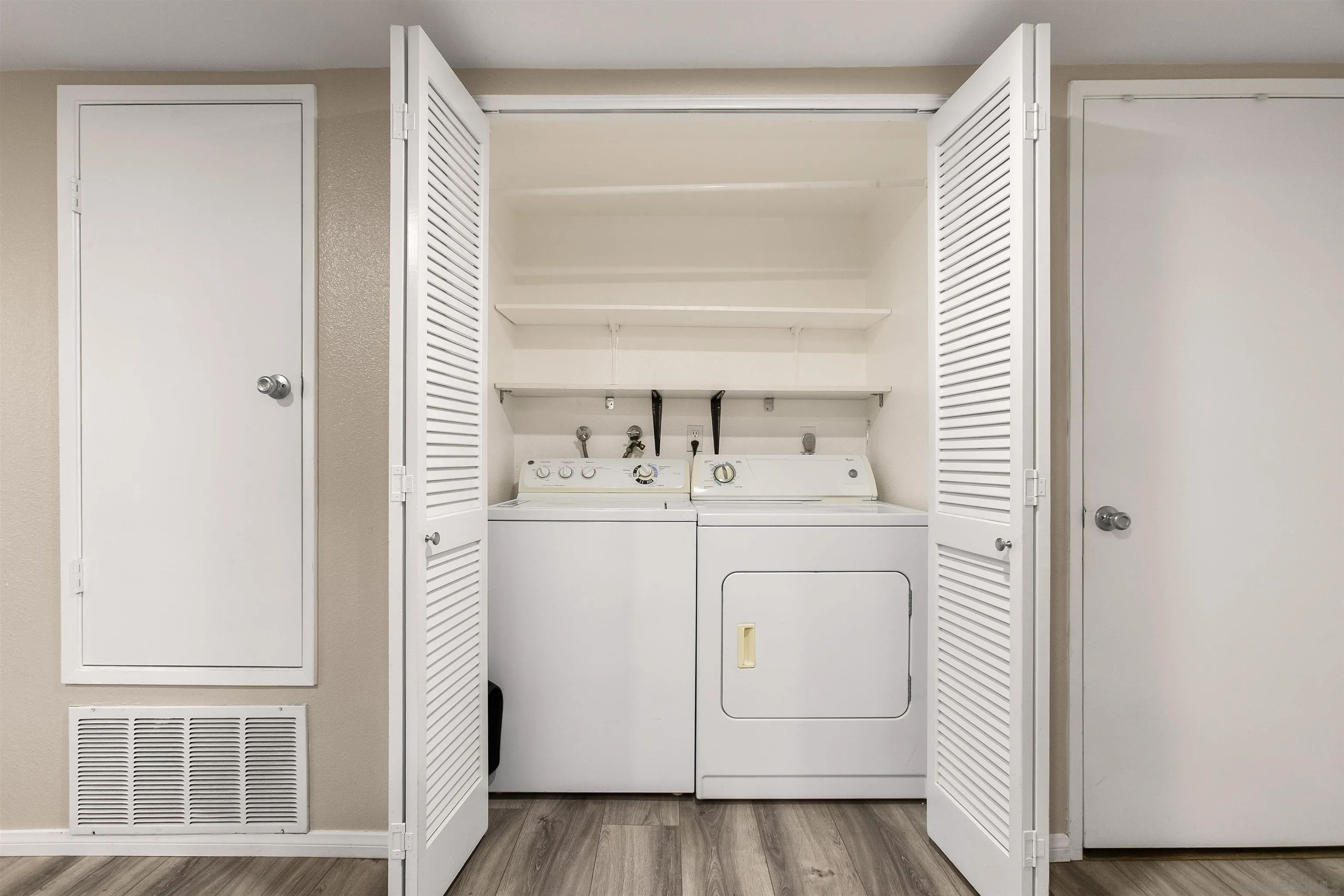 https://cdn.realtyfeed.com/cdn/127/260007612/b1ffdca5f761ee3db8041d2c38d1f9cc.webp