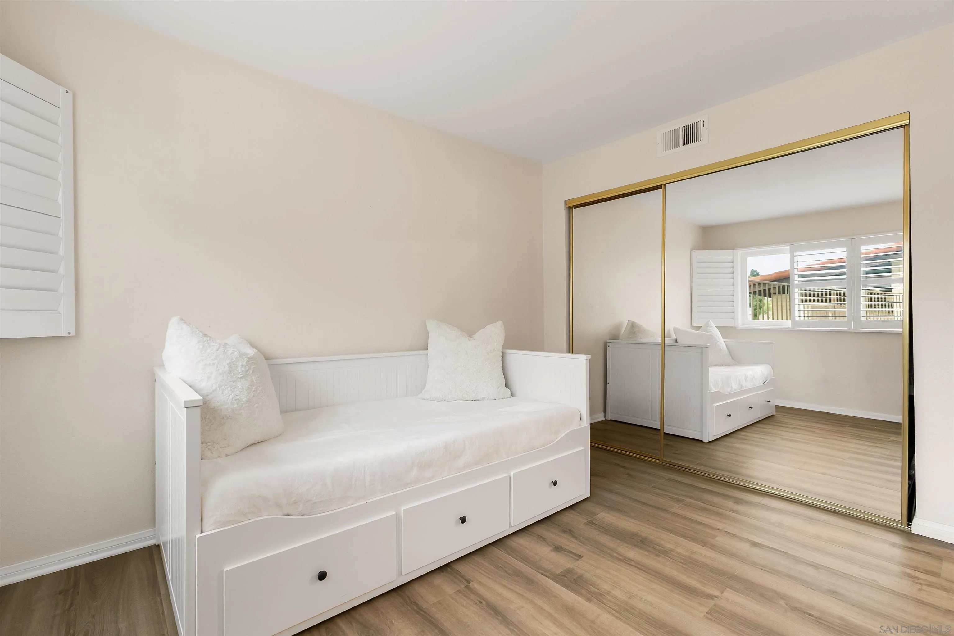 https://cdn.realtyfeed.com/cdn/127/260007612/df4c9e2b66b7e2e99c9cdeebdb468c17.webp