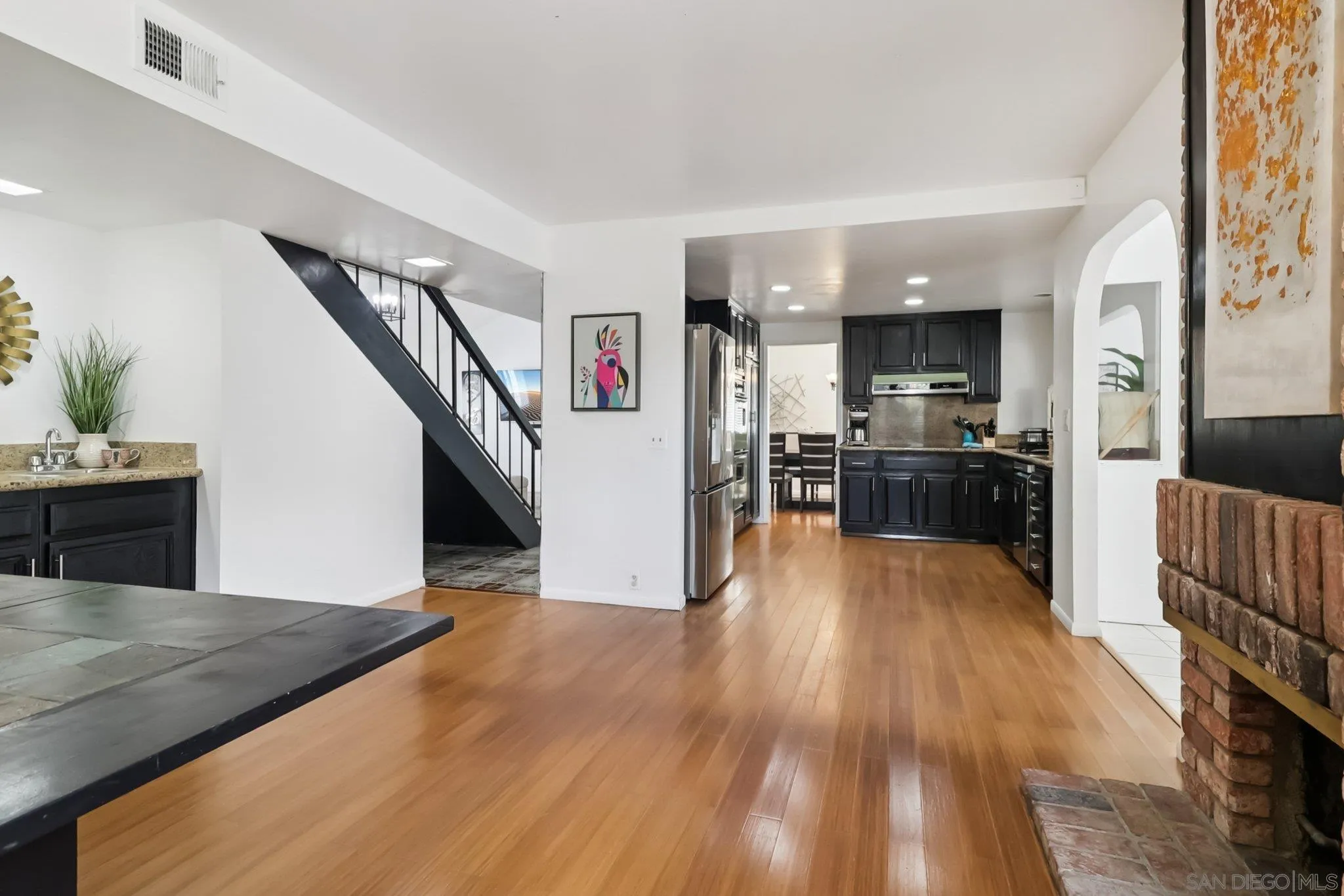 https://cdn.realtyfeed.com/cdn/127/260007615/00f27b2be3b2340c4cae2976a909f347.webp
