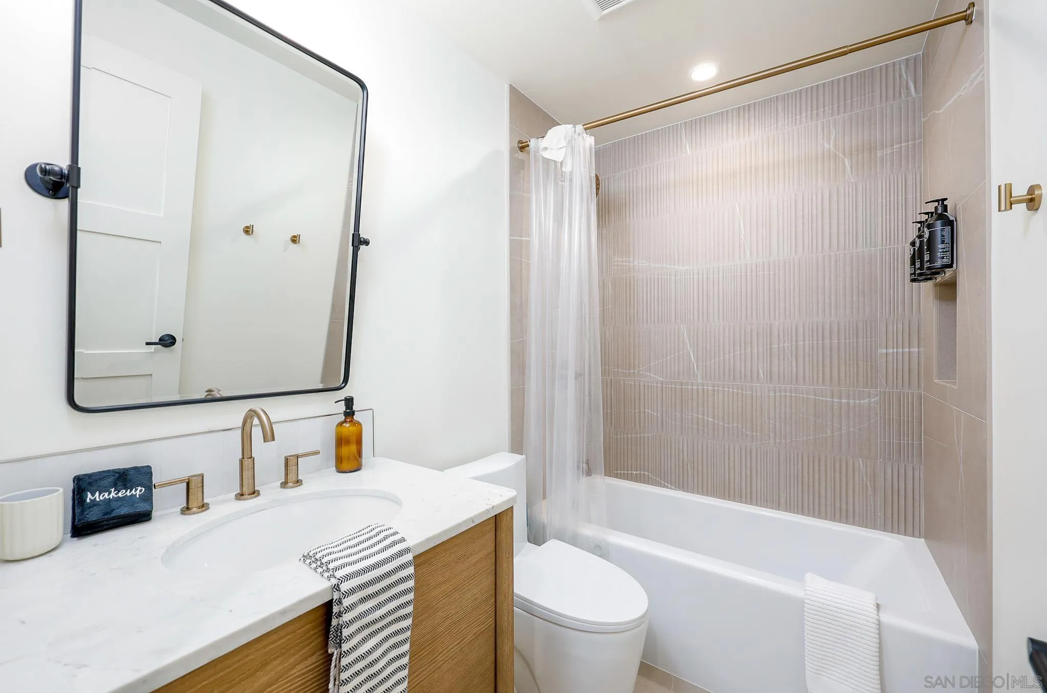 https://cdn.realtyfeed.com/cdn/127/260007635/27de49fcbc40b013a87153cb6f664aa4.webp
