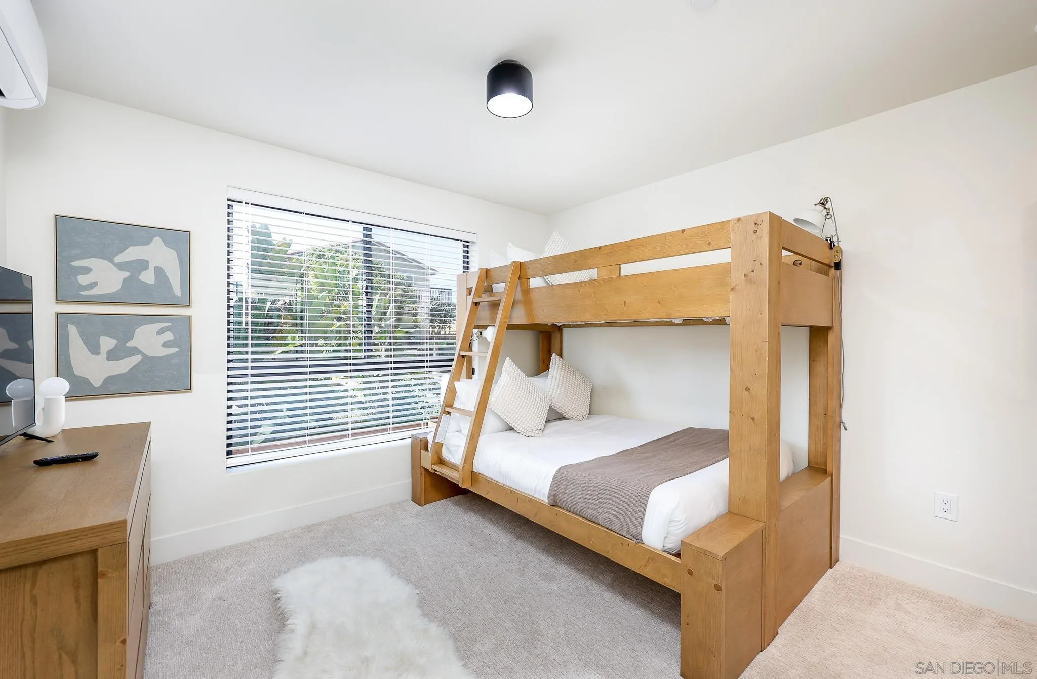 https://cdn.realtyfeed.com/cdn/127/260007635/efdbea7e11f05ceb9b42dcc79a974e70.webp