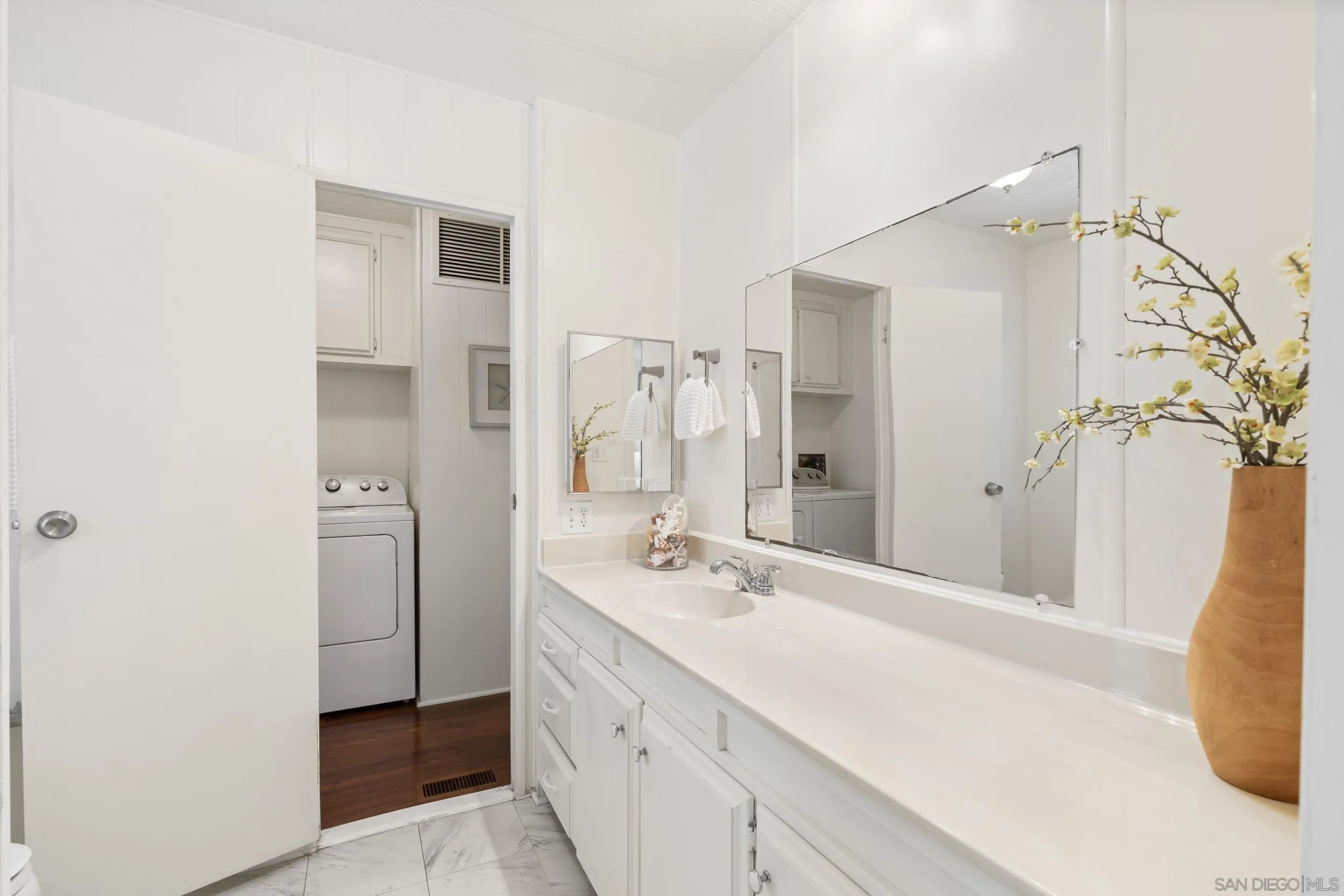 https://cdn.realtyfeed.com/cdn/127/260007665/661d77ecb4ddc22e5f189132669c9df1.webp