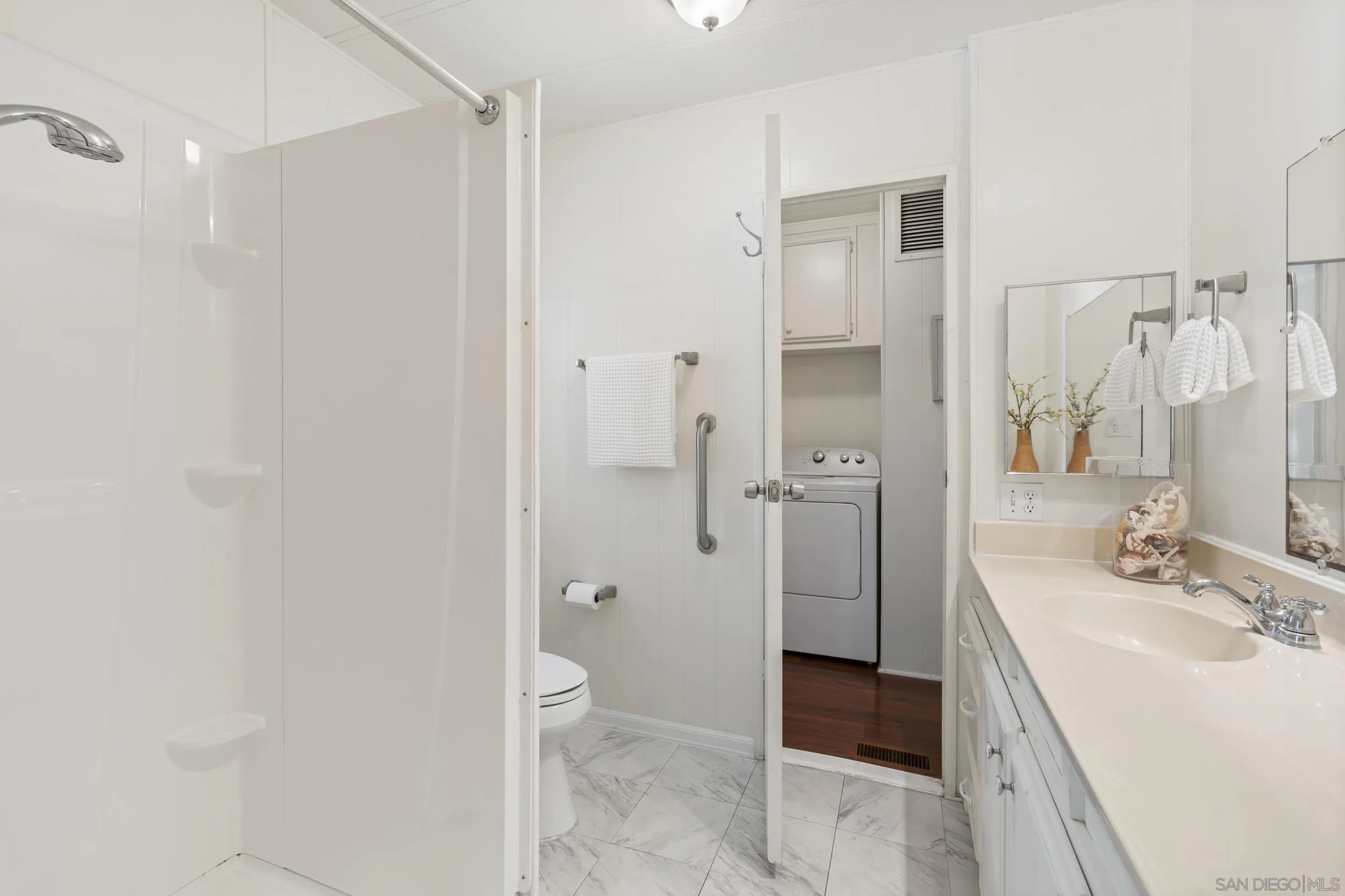 https://cdn.realtyfeed.com/cdn/127/260007665/b8cbdc62738447582bf5ad55ee73318e.webp