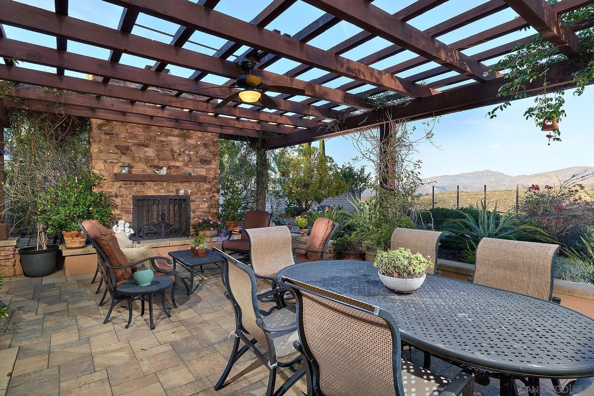 https://cdn.realtyfeed.com/cdn/127/260007677/182b14f717637bd5025180e1bac04d69.webp