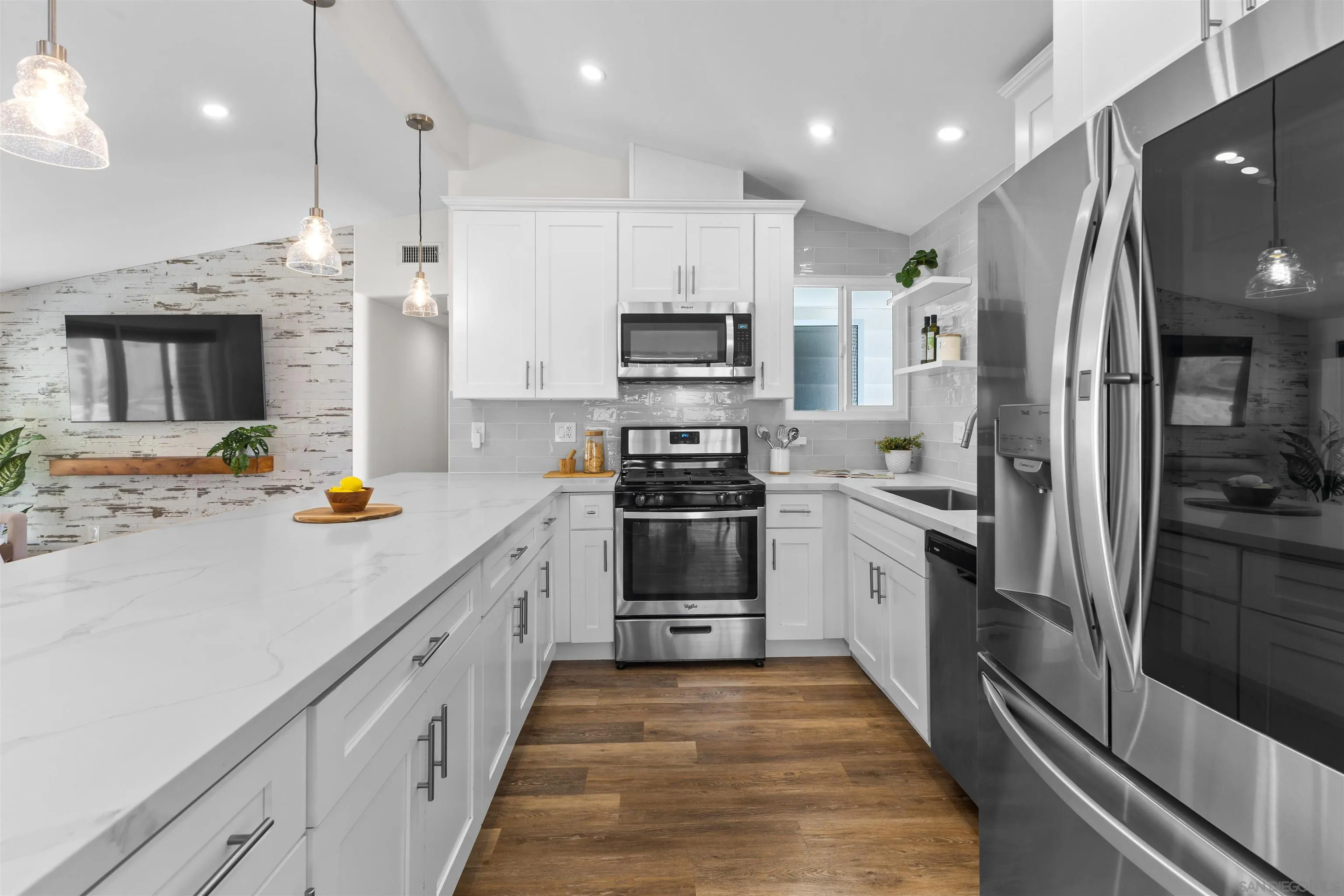 https://cdn.realtyfeed.com/cdn/127/260007688/7bdc27a068d0c946ea1028ffb4d13879.webp