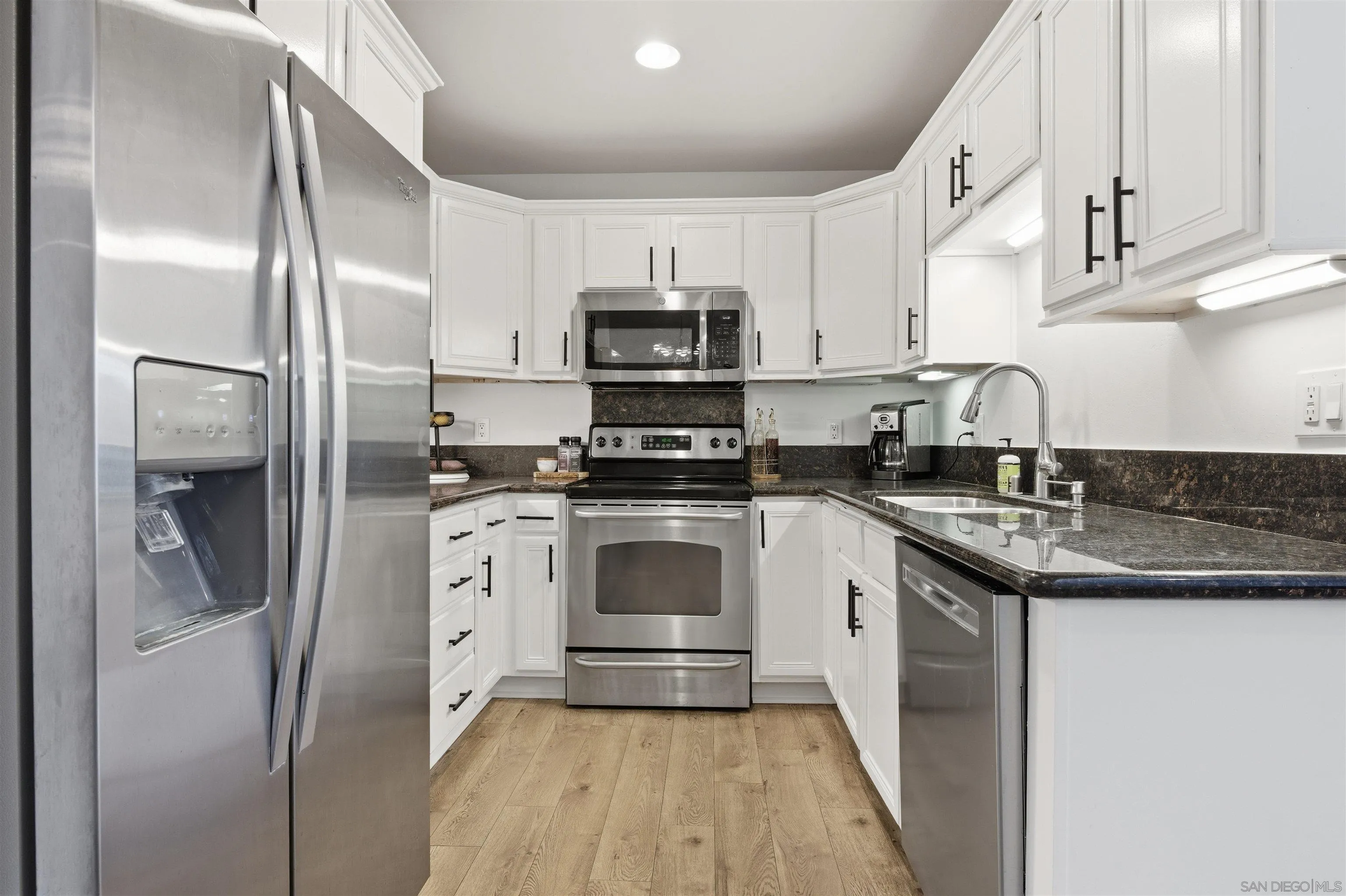 https://cdn.realtyfeed.com/cdn/127/260007697/c63b9bbf36be2a29b4a74e378a13b111.webp