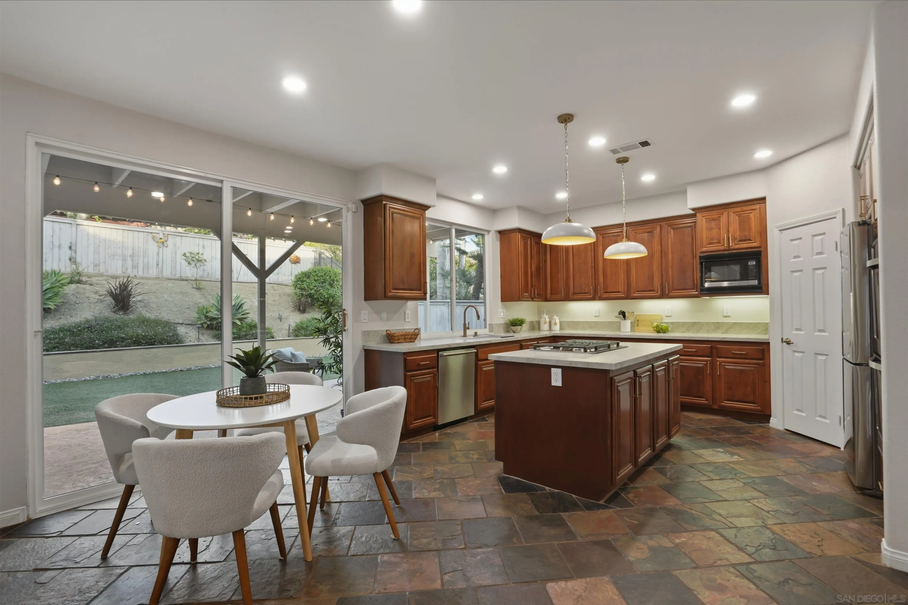 https://cdn.realtyfeed.com/cdn/127/260007703/17a800c6e059b5347d4e4015e396e711.webp