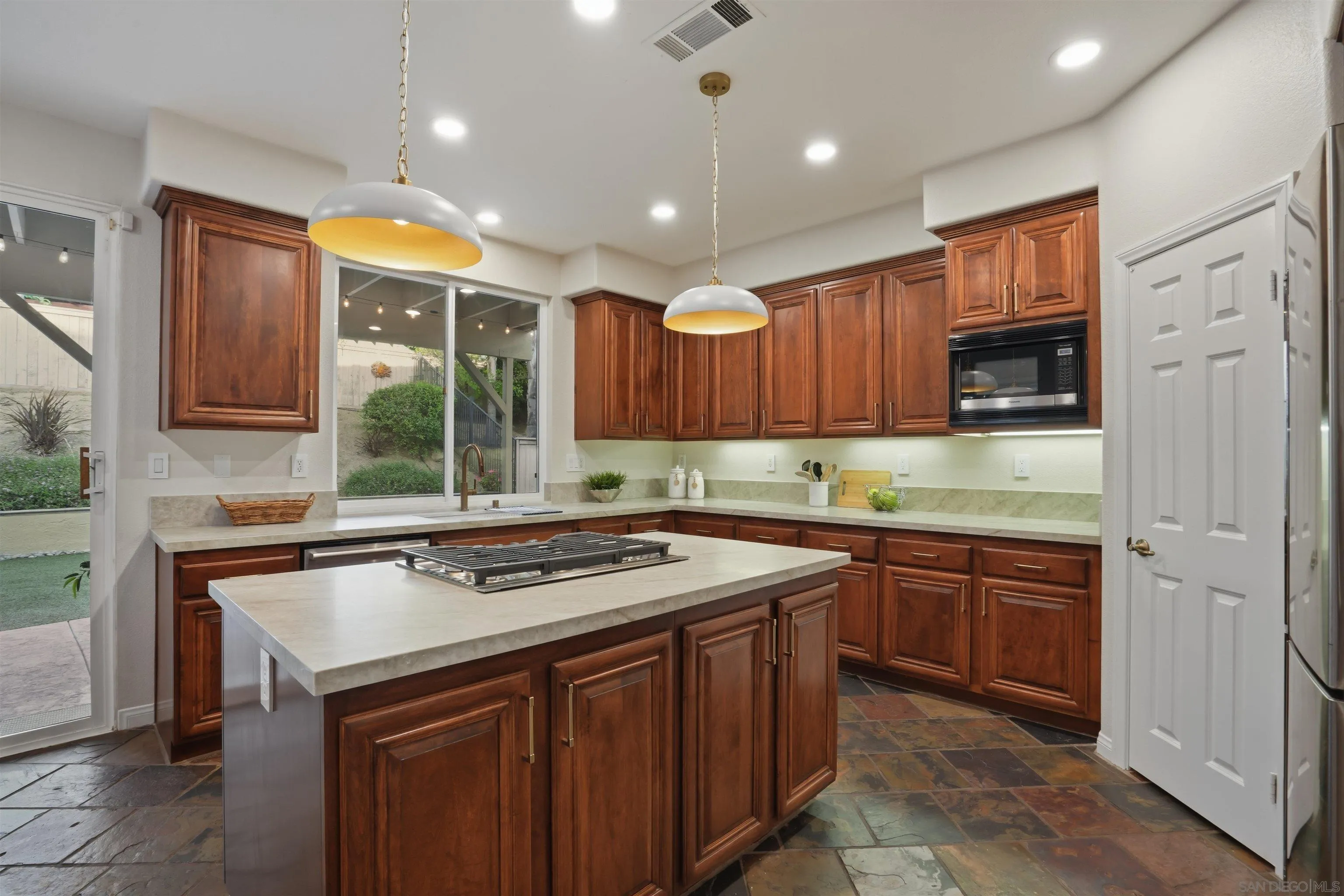 https://cdn.realtyfeed.com/cdn/127/260007703/e2bdabfae71c33a3316c4178c71b80b8.webp