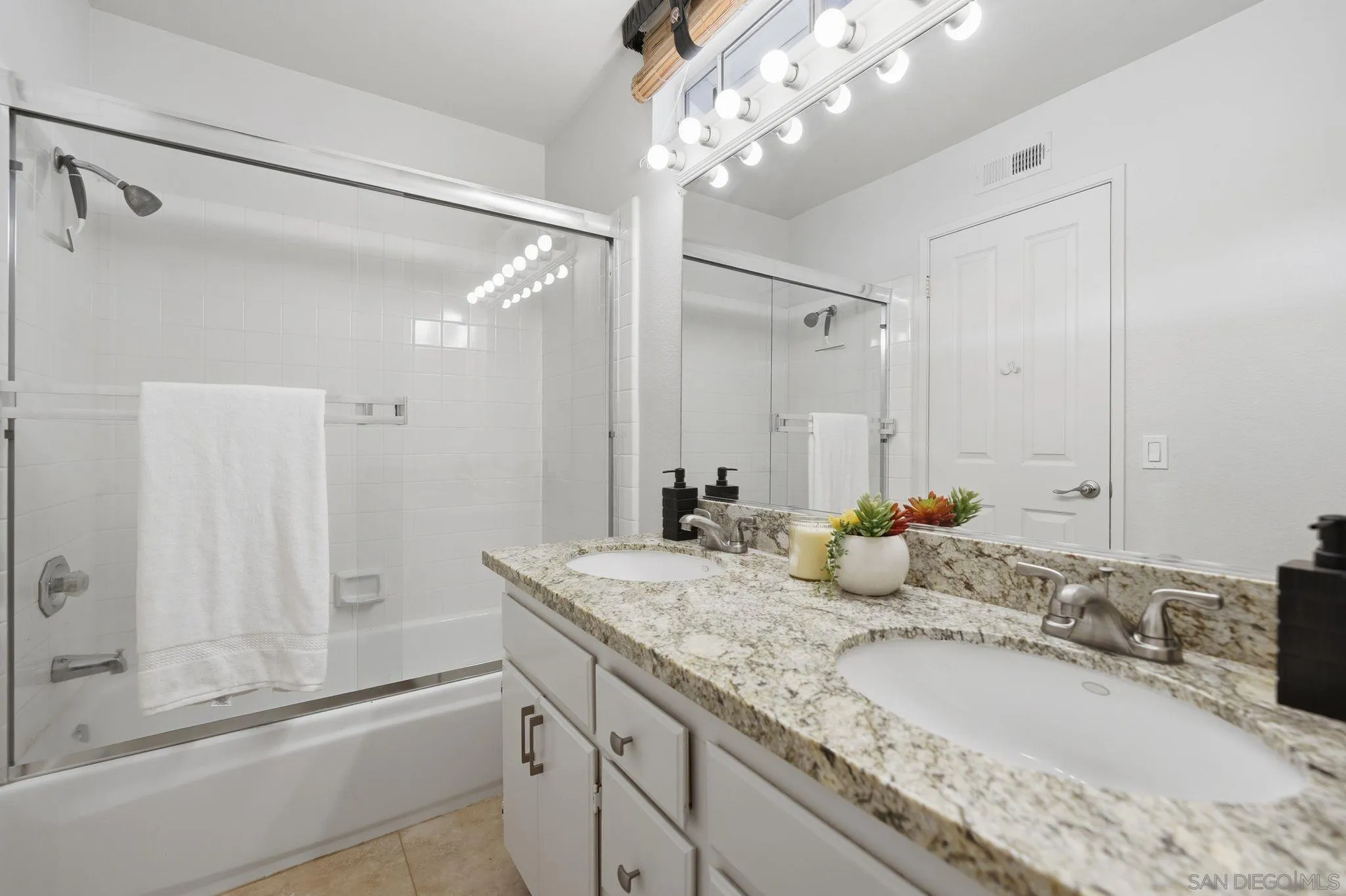 https://cdn.realtyfeed.com/cdn/127/260007704/51b06cbf76f820ba12eb8e2146dc4b68.webp